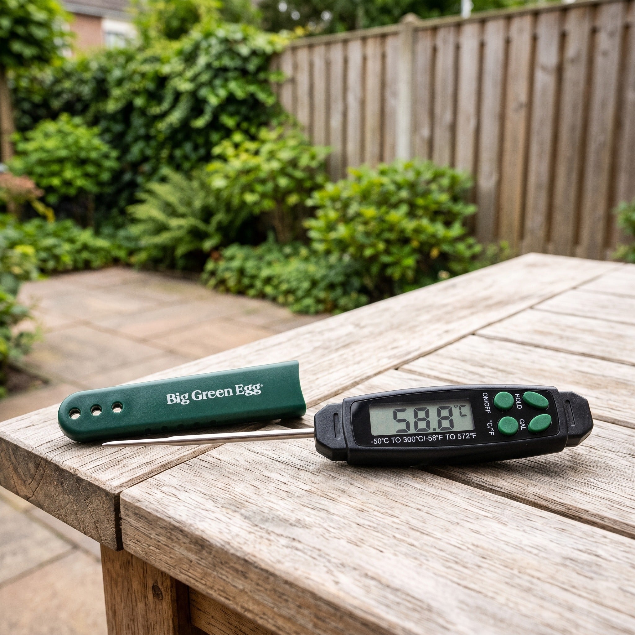 Big Green Egg Digital Food Thermometer in een Nederlandse tuinomgeving