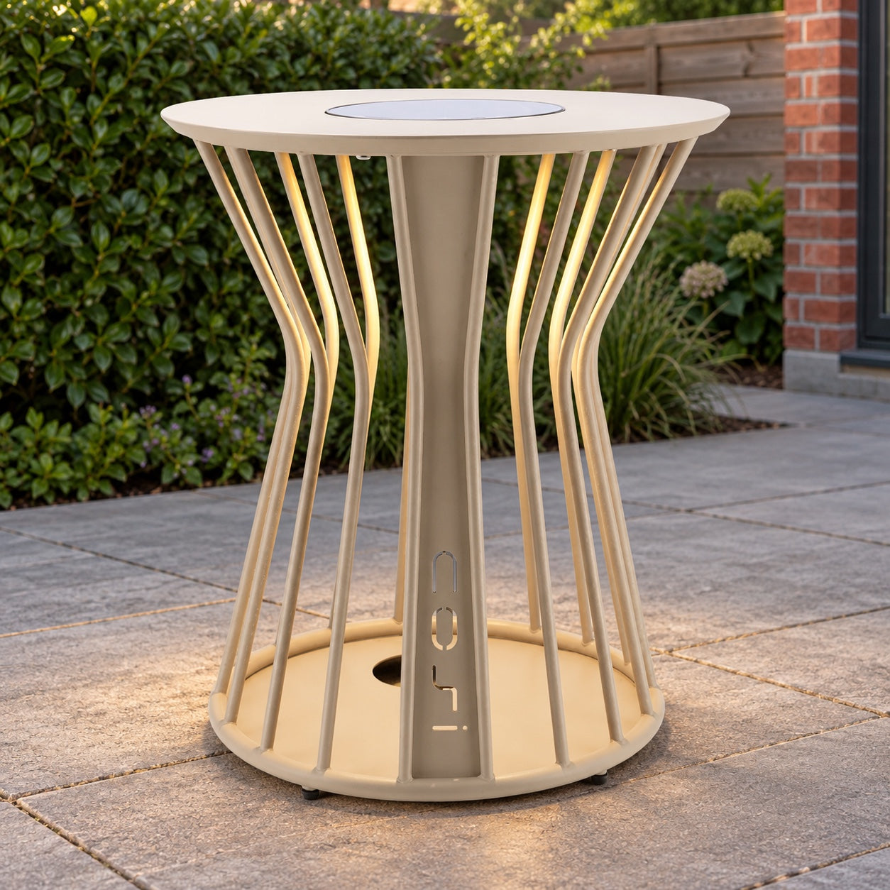 Cosilumia rond sandy beige Ø52x60 cm Op=Op in een Nederlandse tuinomgeving