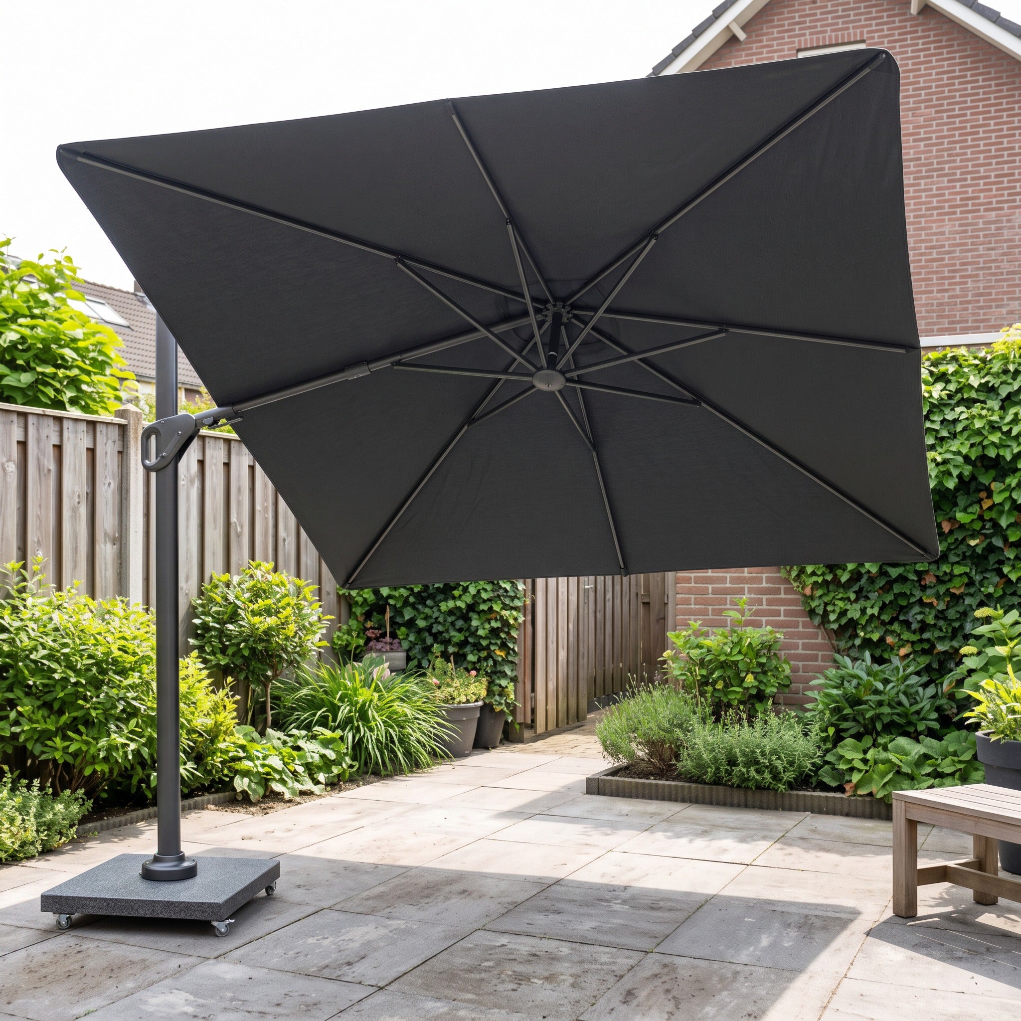Platinum Nexus T² Premium 300x300 Zweefparasol Anthracite Faded black in een Nederlandse tuinomgeving