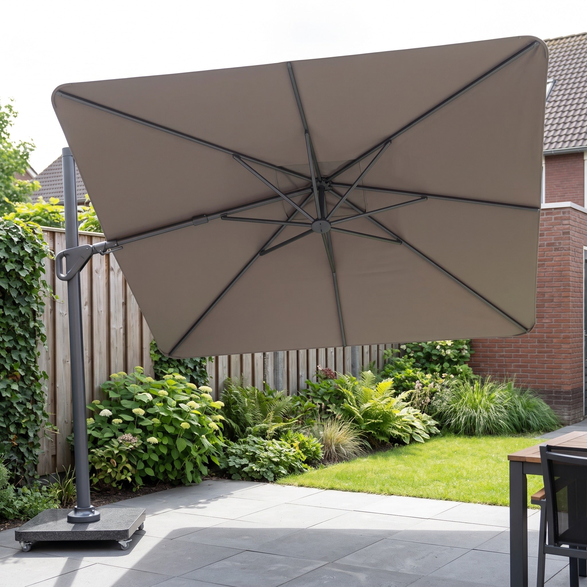 Platinum Nexus T² Premium 300x300 Zweefparasol Anthracite Havana in een Nederlandse tuinomgeving