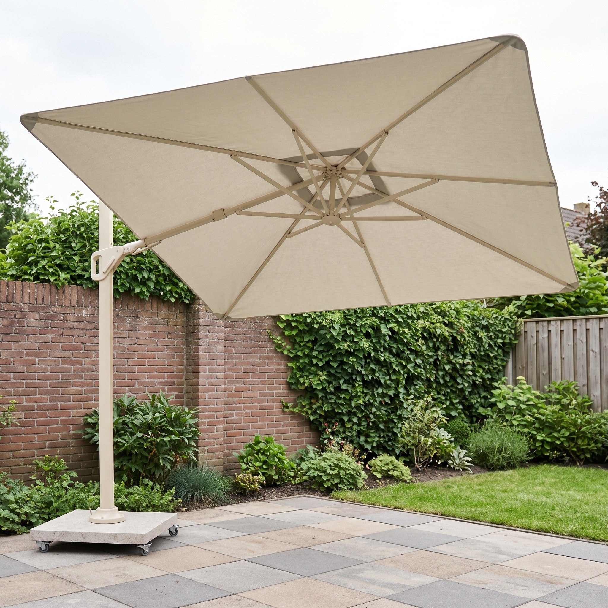 Platinum Nexus T² Premium 300x300 Zweefparasol Sandstone Champagne in een Nederlandse tuinomgeving