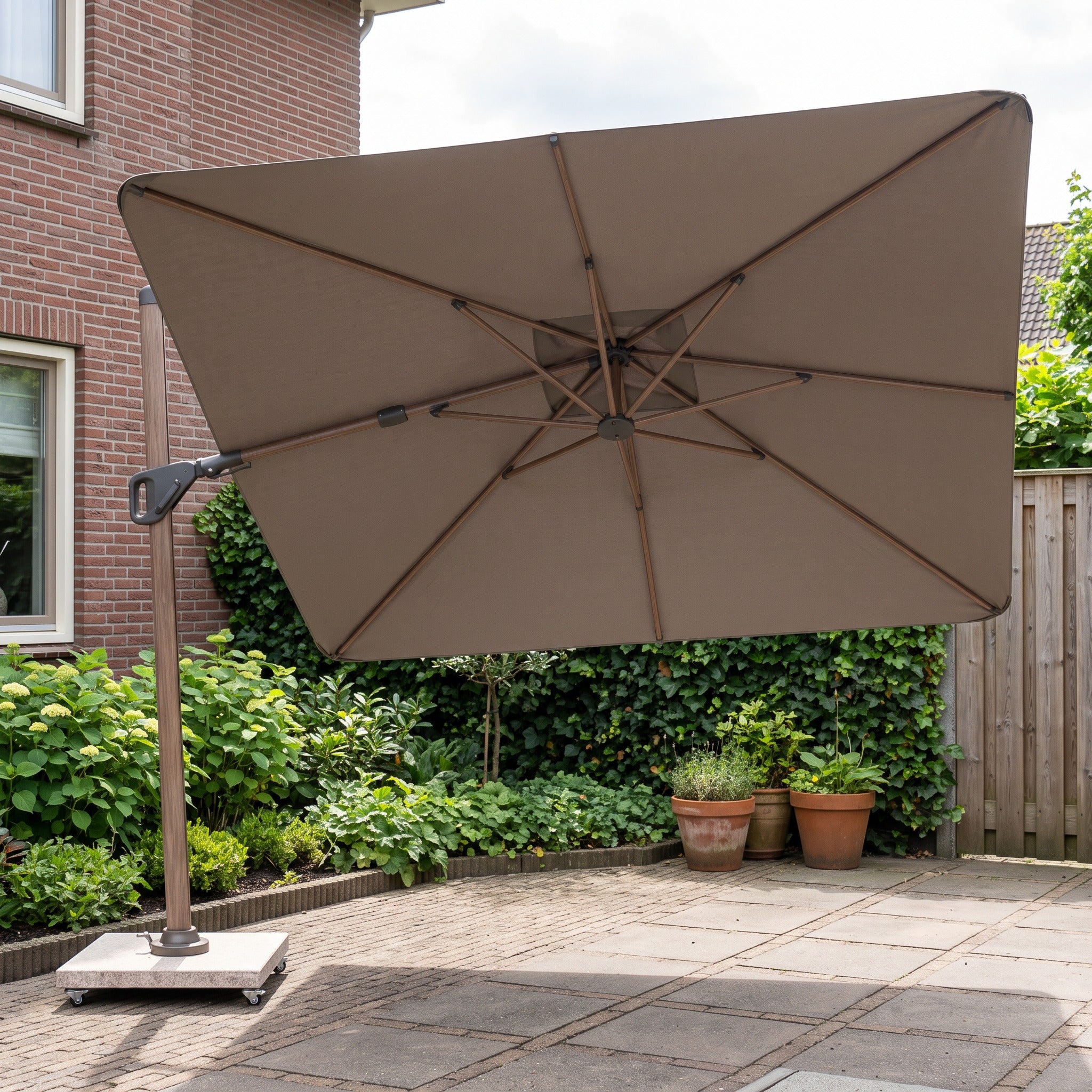 Platinum Nexus T² Premium 300x300 Zweefparasol Mocha Havana in een Nederlandse tuinomgeving