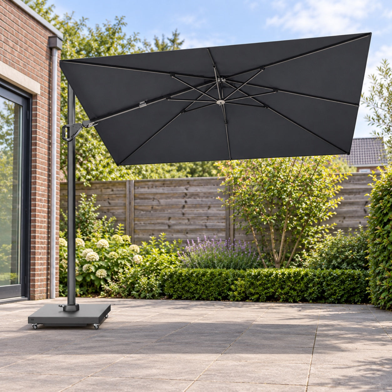 Platinum Challenger T² Premium 260x350 Zweefparasol Anthracite Faded black in een Nederlandse tuinomgeving