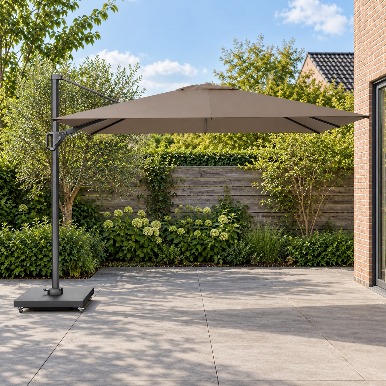 Platinum Challenger T² Premium 260x350 Zweefparasol Anthracite Havana in een Nederlandse tuinomgeving