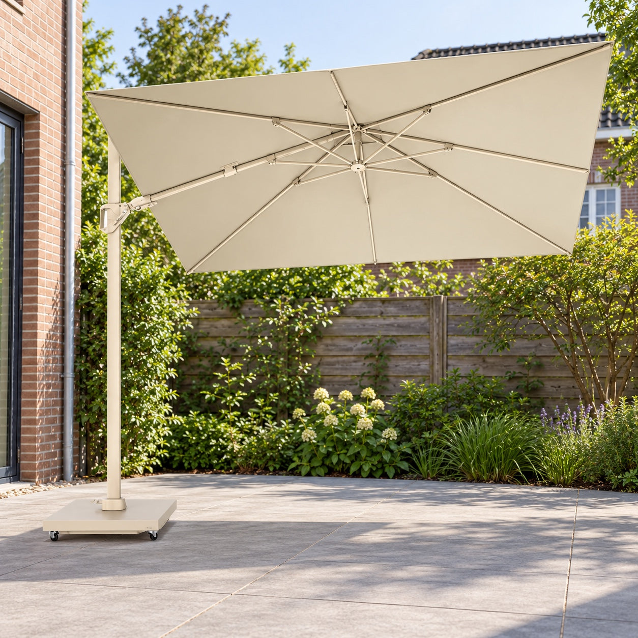 Platinum Challenger T² Premium 260x350 Zweefparasol Sandstone Champagne in een Nederlandse tuinomgeving