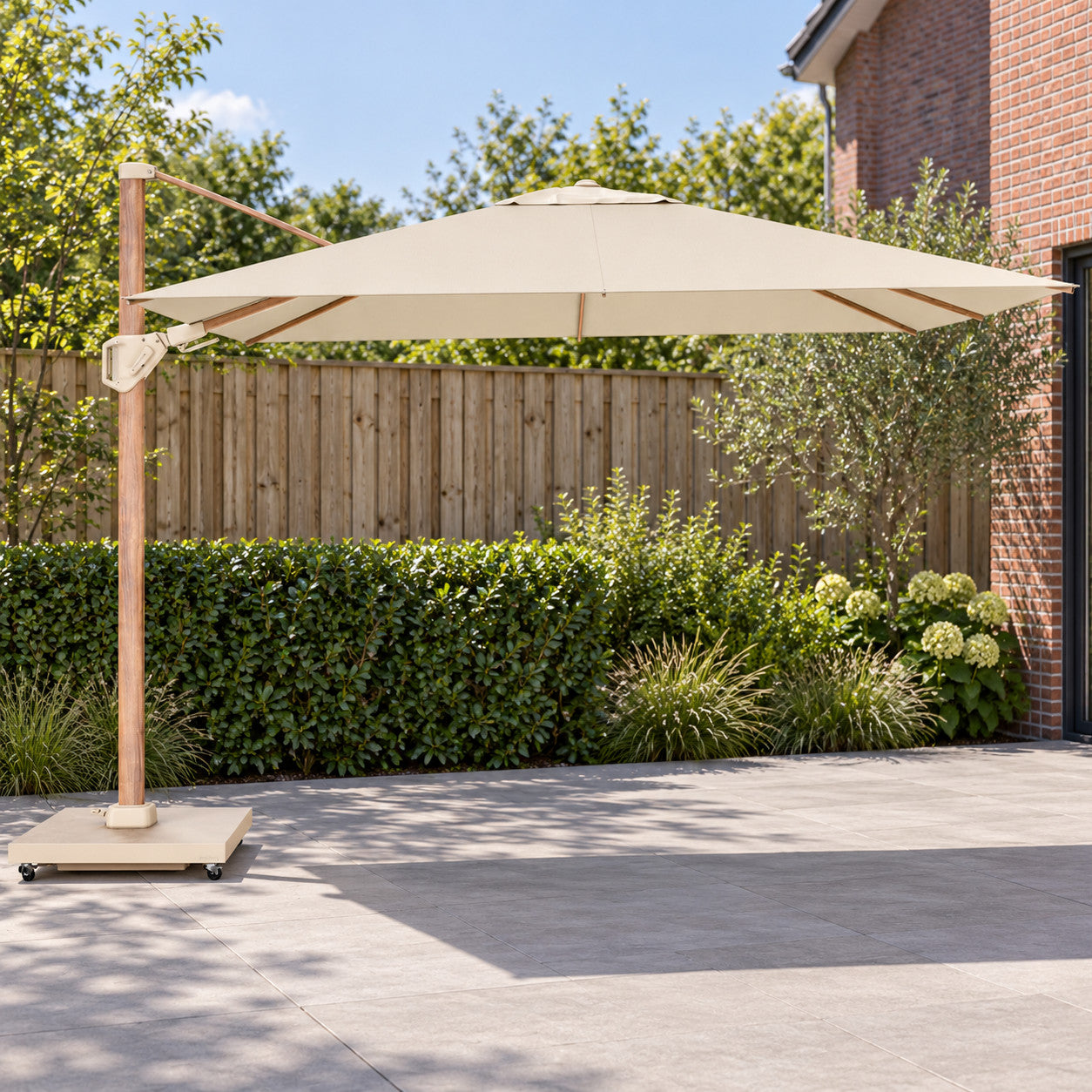Platinum Challenger T² Premium 260x350 Zweefparasol Teak Champagne in een Nederlandse tuinomgeving