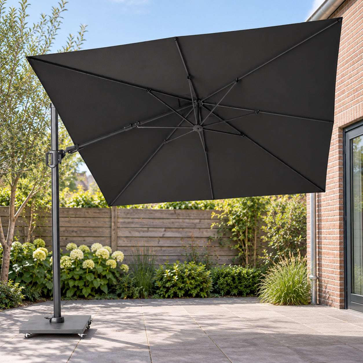 Platinum Challenger T² premium 300x300 Zweefparasol Anthracite Faded black in een Nederlandse tuinomgeving