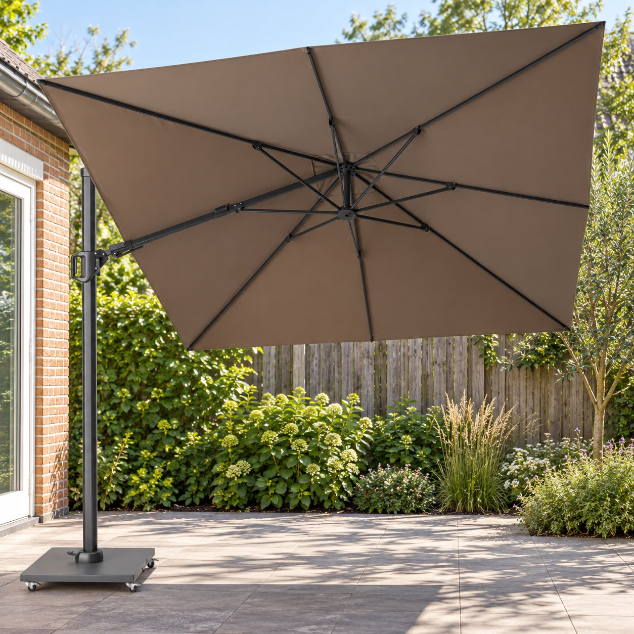 Platinum Challenger T² premium 300x300 Zweefparasol Anthracite Havana in een Nederlandse tuinomgeving