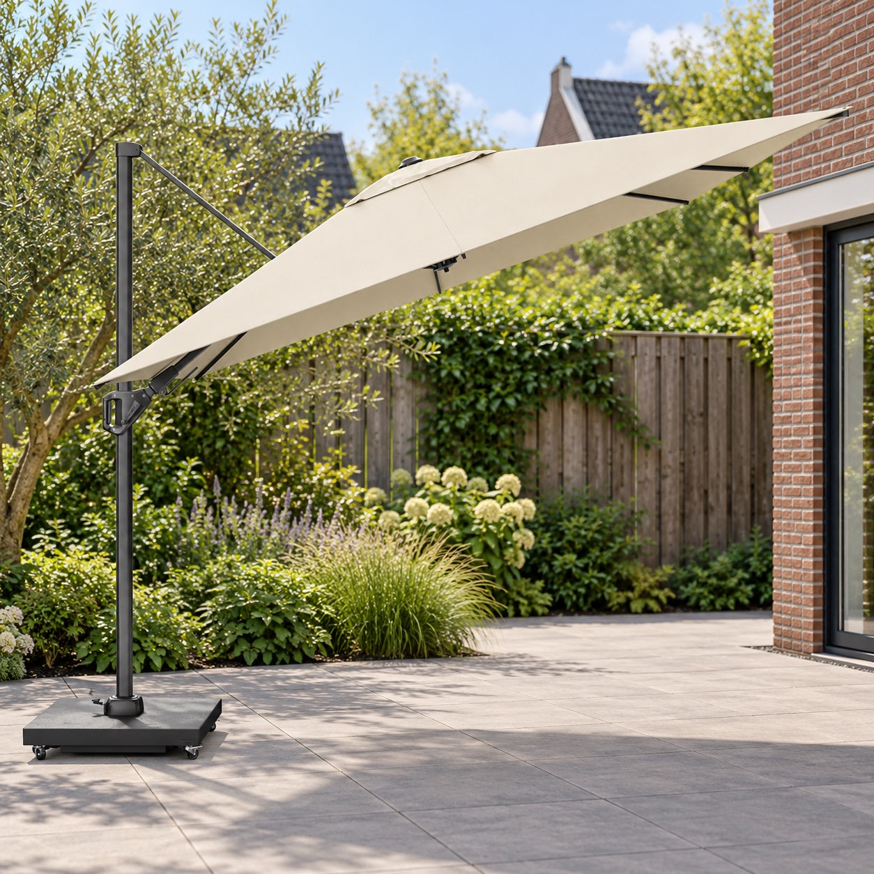 Platinum Challenger T² premium 300x300 Zweefparasol Anthracite Champagne in een Nederlandse tuinomgeving