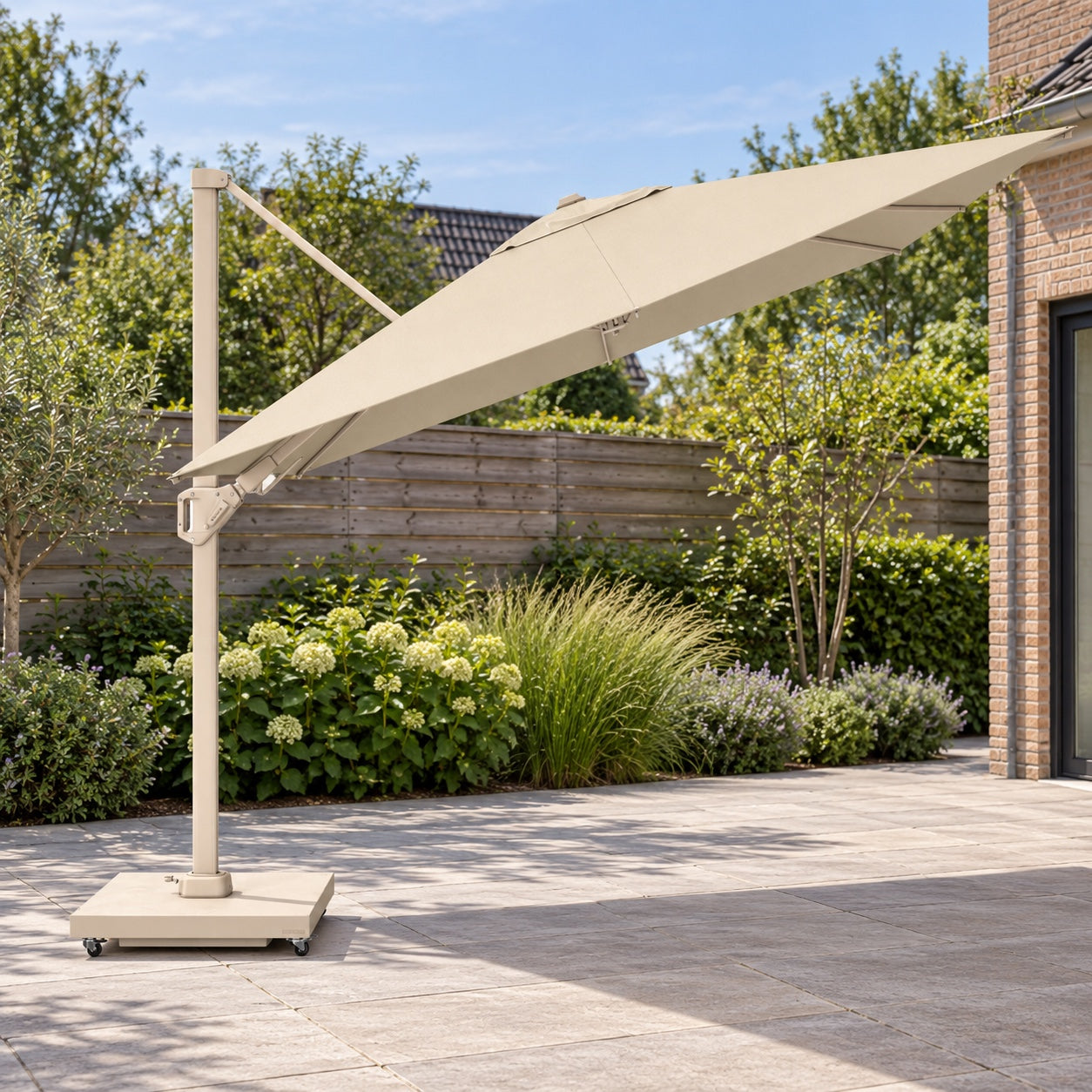 Platinum Challenger T² premium 300x300 Zweefparasol Sandstone Champagne in een Nederlandse tuinomgeving