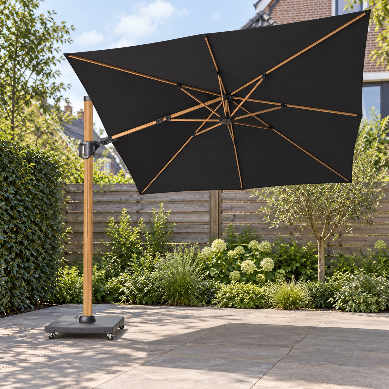 Platinum Challenger T² premium 300x300 Zweefparasol Teak Faded black in een Nederlandse tuinomgeving