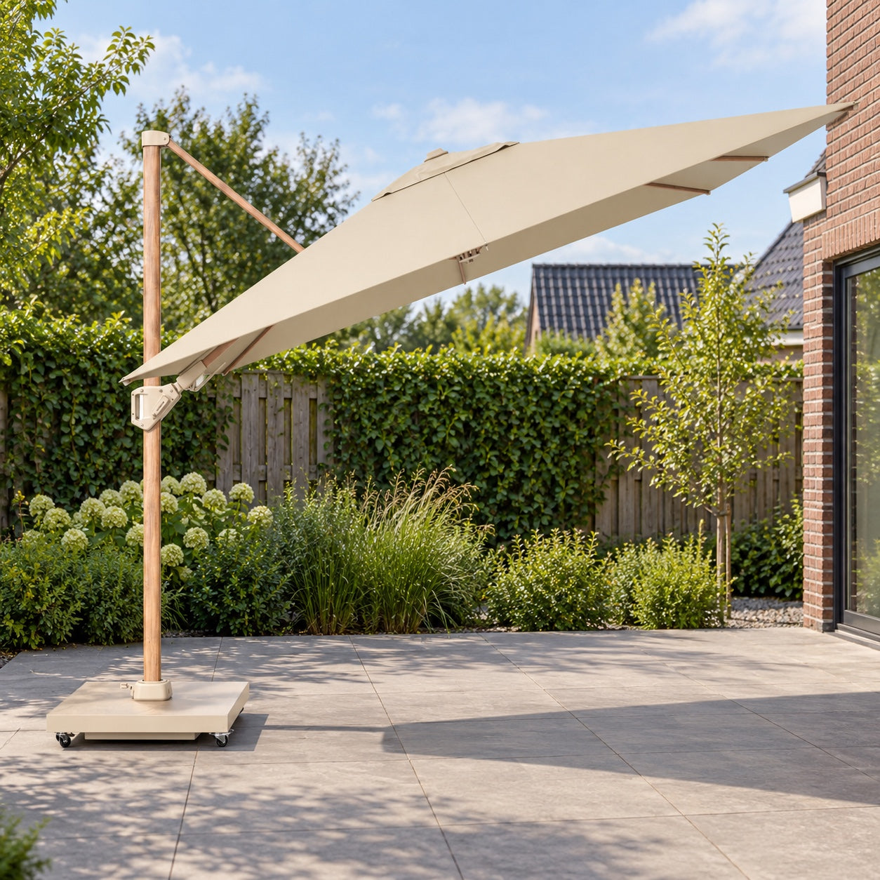 Platinum Challenger T² premium 300x300 Zweefparasol Teak Champagne in een Nederlandse tuinomgeving