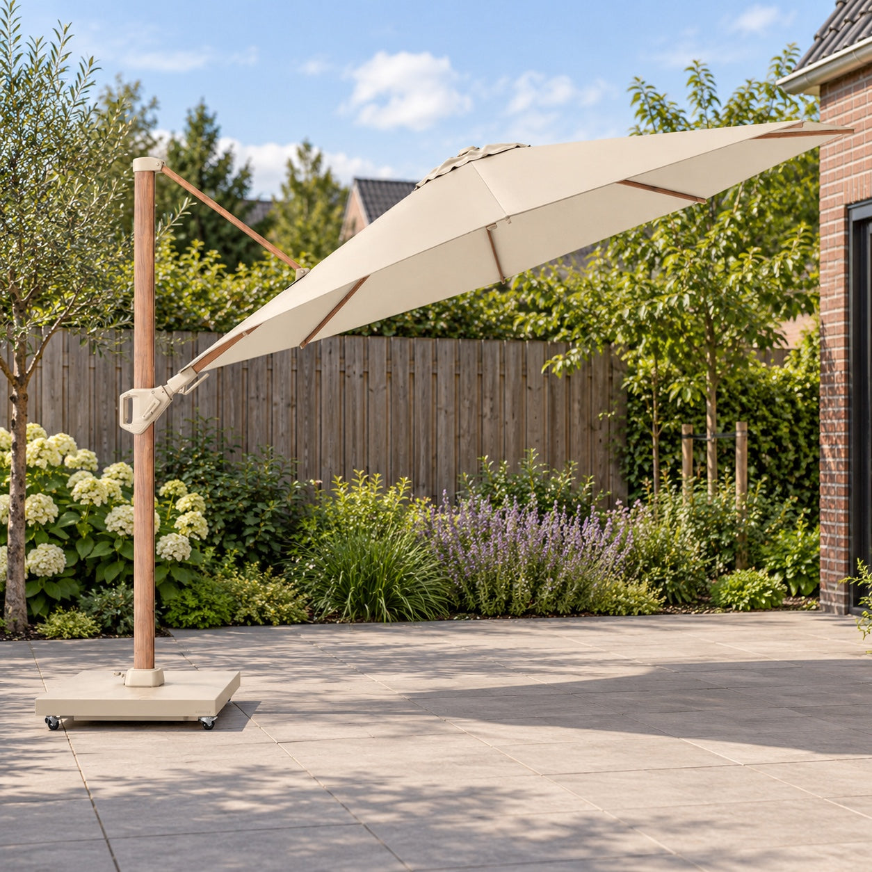 Platinum Challenger T² premium Ø350 Zweefparasol Teak Champagne in een Nederlandse tuinomgeving
