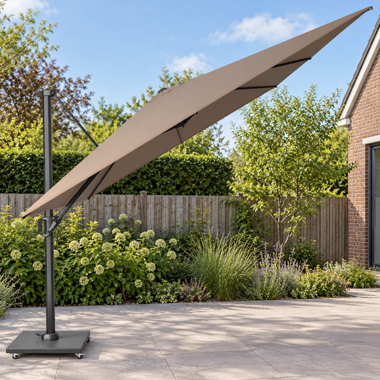 Platinum Challenger T¹ premium 400x300 Zweefparasol Anthracite Havana in een Nederlandse tuinomgeving