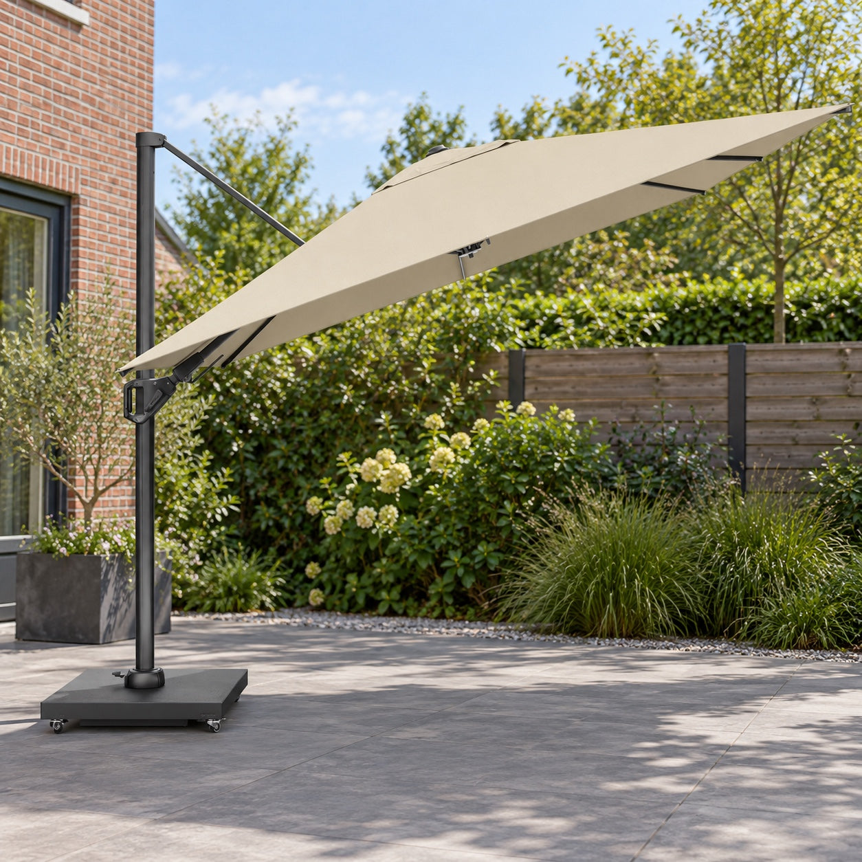 Platinum Challenger T¹ premium 400x300 Zweefparasol Anthracite Champagne in een Nederlandse tuinomgeving