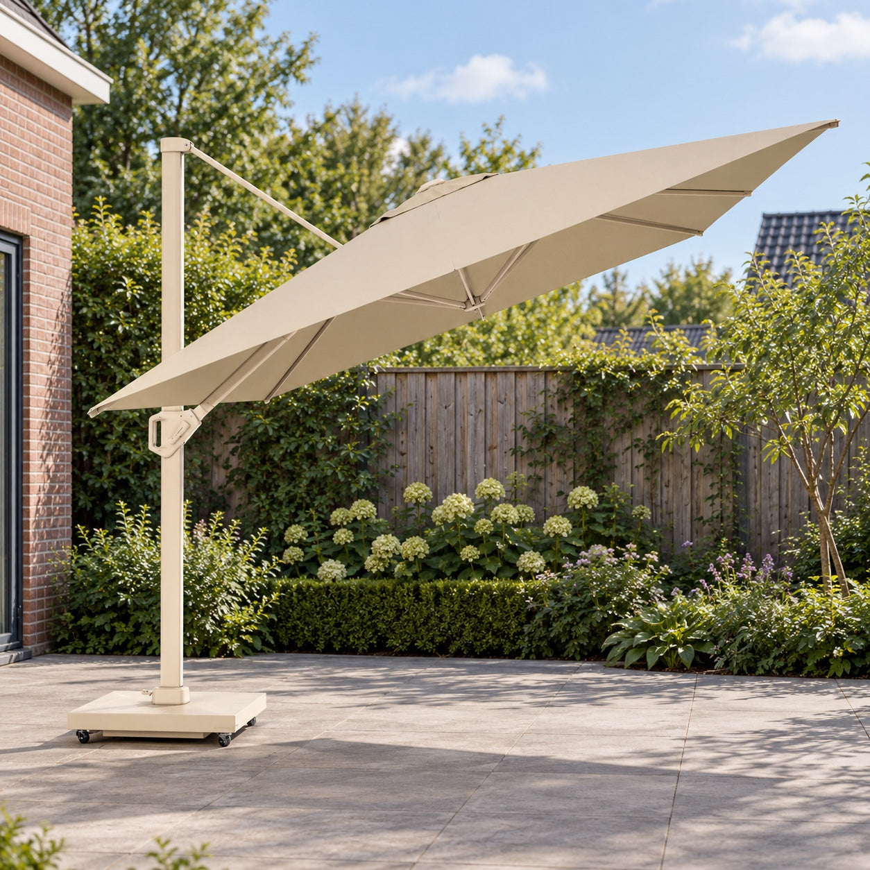 Platinum Challenger T¹ premium 400x300 Zweefparasol Sandstone Champagne in een Nederlandse tuinomgeving