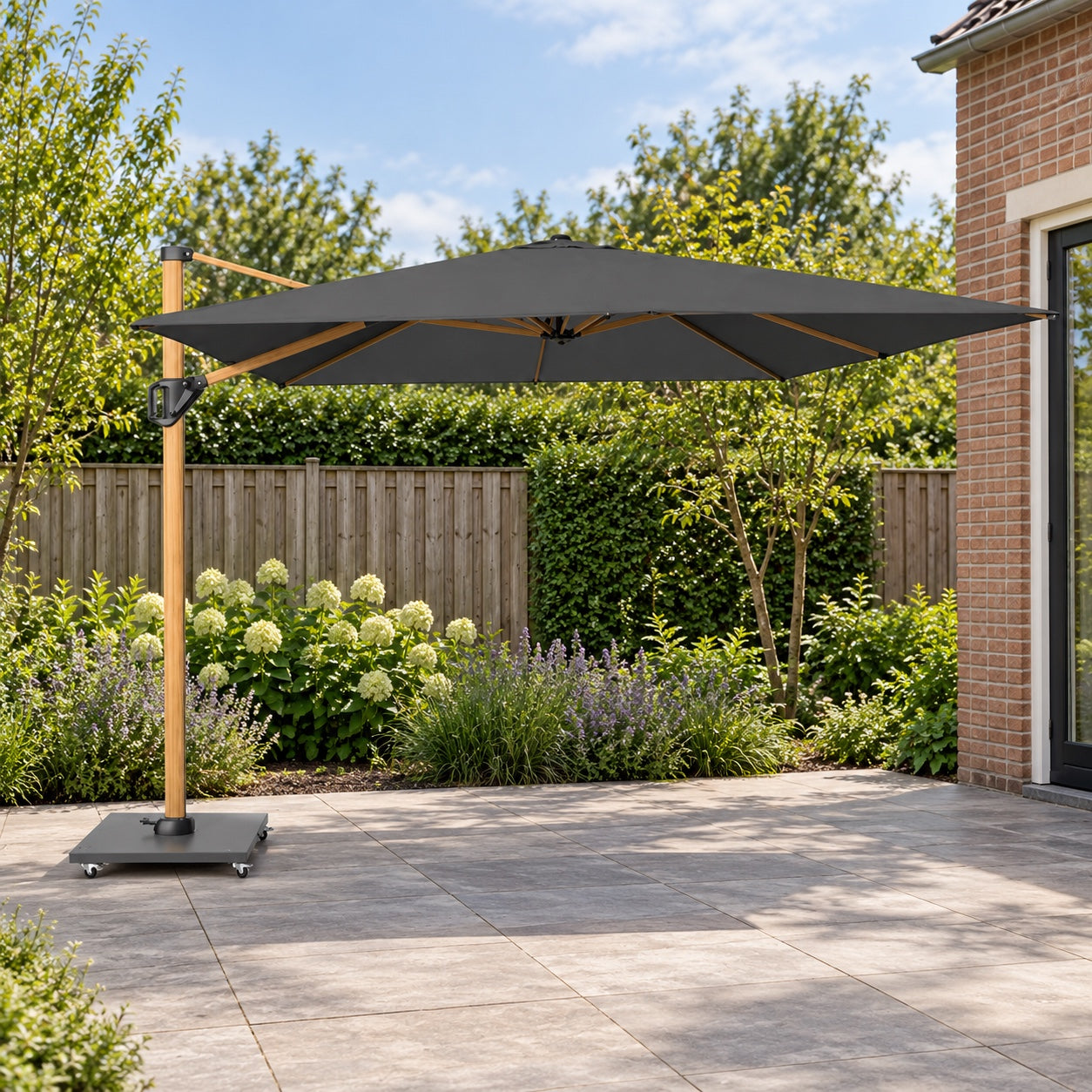 Platinum Challenger T¹ premium 400x300 Zweefparasol Teak Faded black in een Nederlandse tuinomgeving