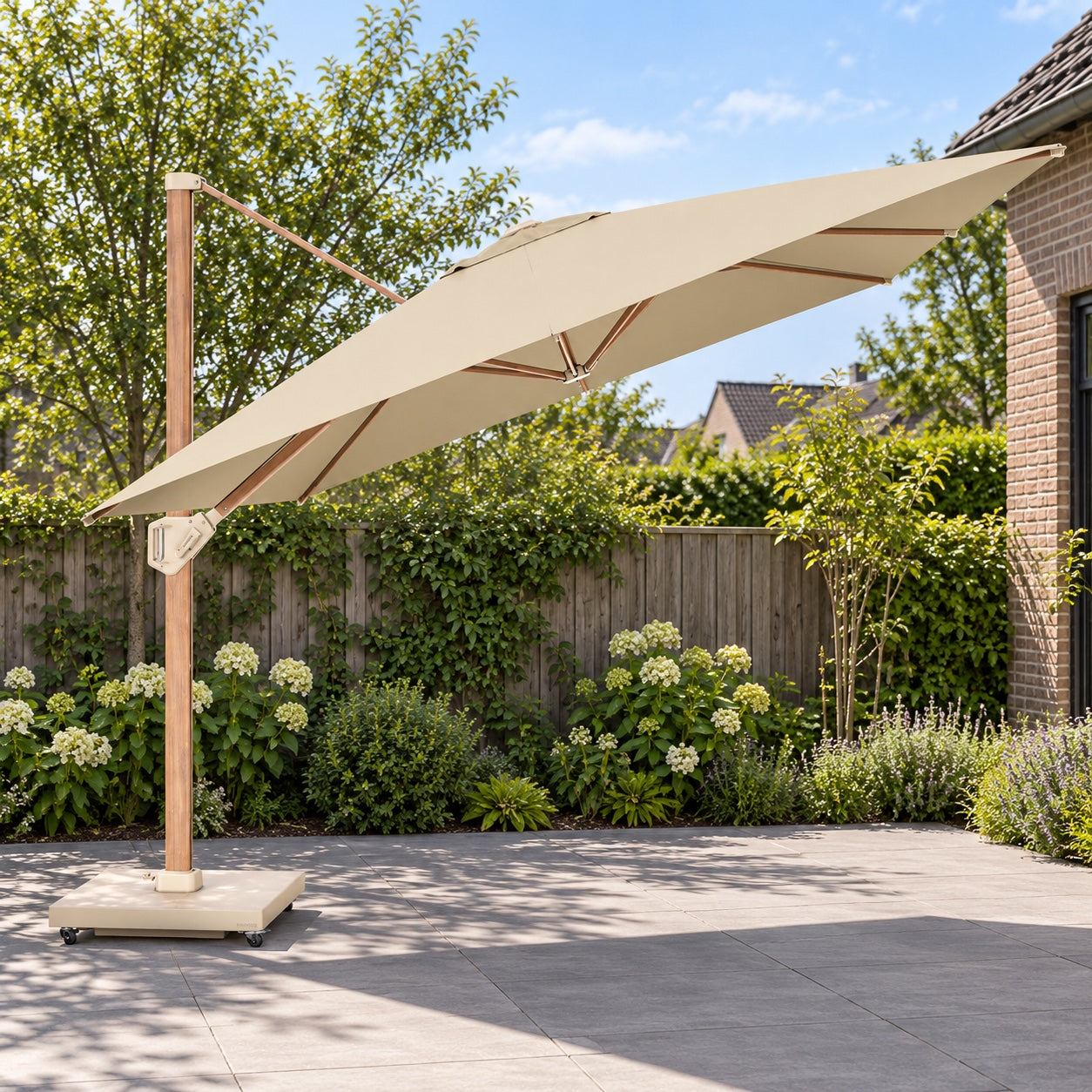 Platinum Challenger T¹ premium 400x300 Zweefparasol Teak Champagne in een Nederlandse tuinomgeving