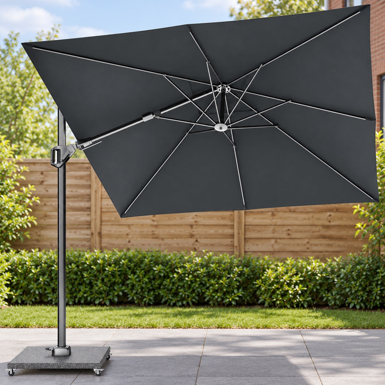 Platinum Voyager T² premium 270x270 Zweefparasol Anthracite Faded black in een Nederlandse tuinomgeving