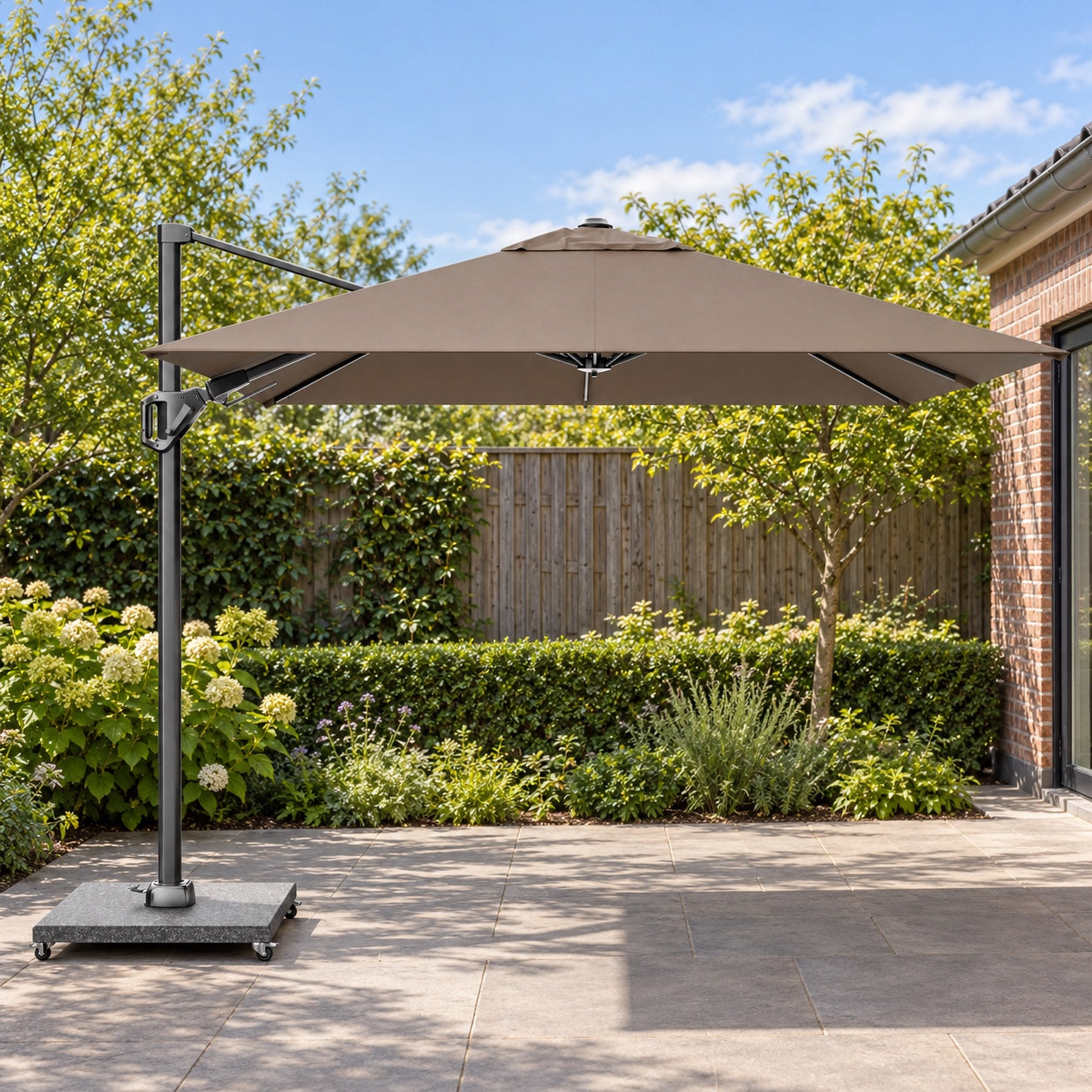 Platinum Voyager T² premium 270x270 Zweefparasol Anthracite Havana in een Nederlandse tuinomgeving