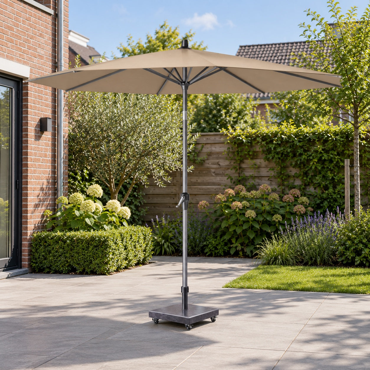Platinum Riva Ø250 Stokparasol Anthracite Taupe in een Nederlandse tuinomgeving