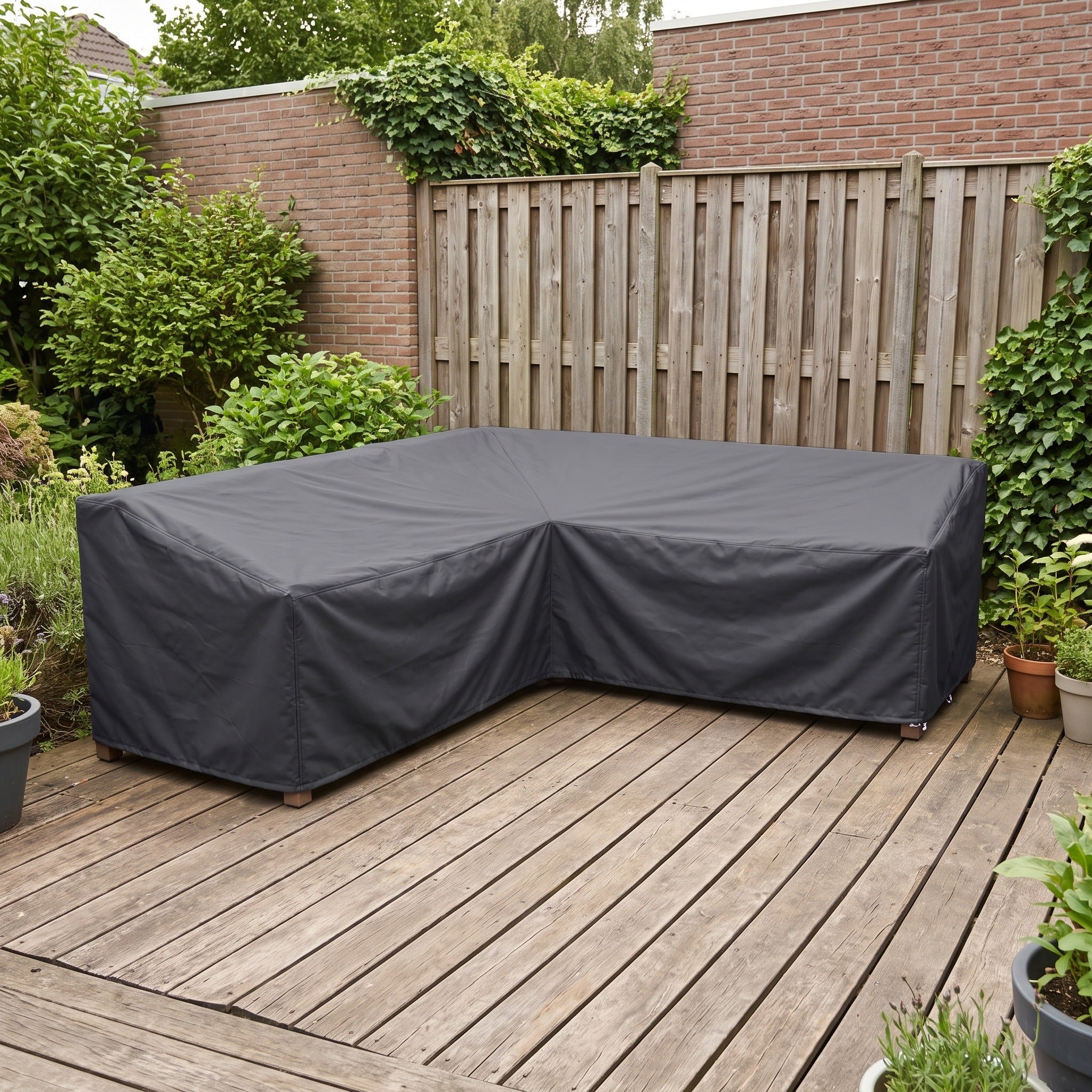 Platinum Aerocover Lounge cover L 255x255x100xH70 Anthracite in een Nederlandse tuinomgeving