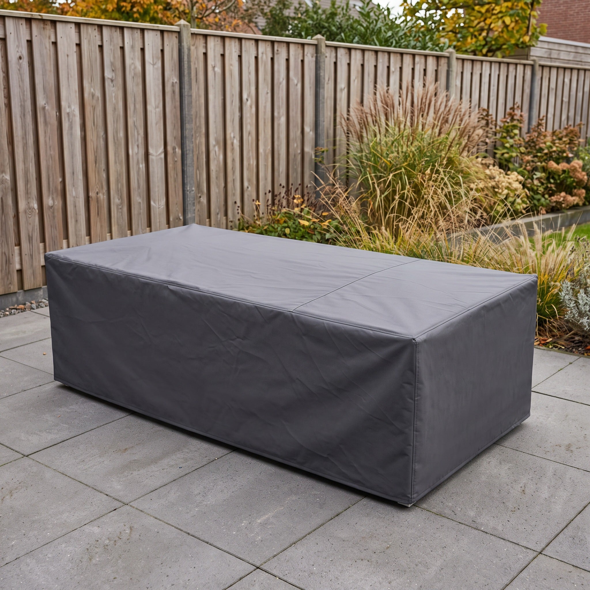 Platinum Aerocover Lounge bench cover 170x100xH70 Anthracite in een Nederlandse tuinomgeving
