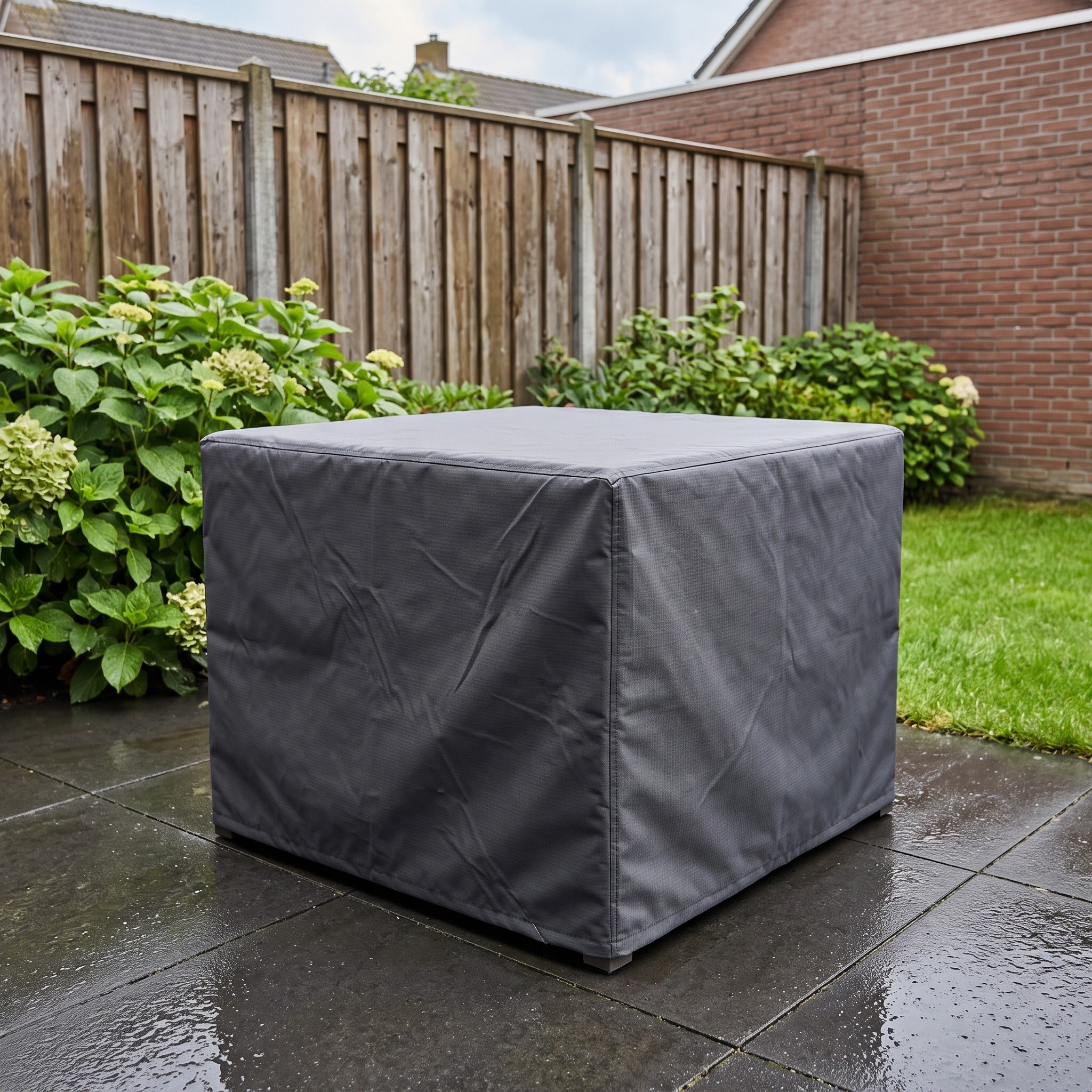 Platinum Aerocover Lounge chair cover 100x100xH70 Anthracite in een Nederlandse tuinomgeving