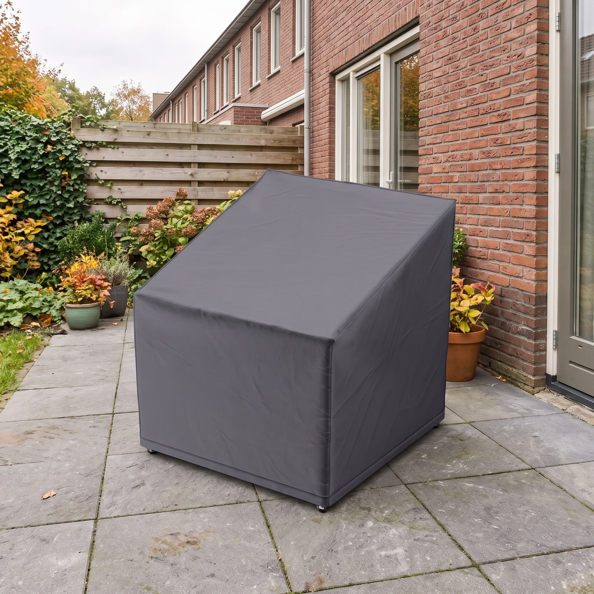 Platinum Aerocover Lounge chair cover 80x90xH65/90 Anthracite in een Nederlandse tuinomgeving