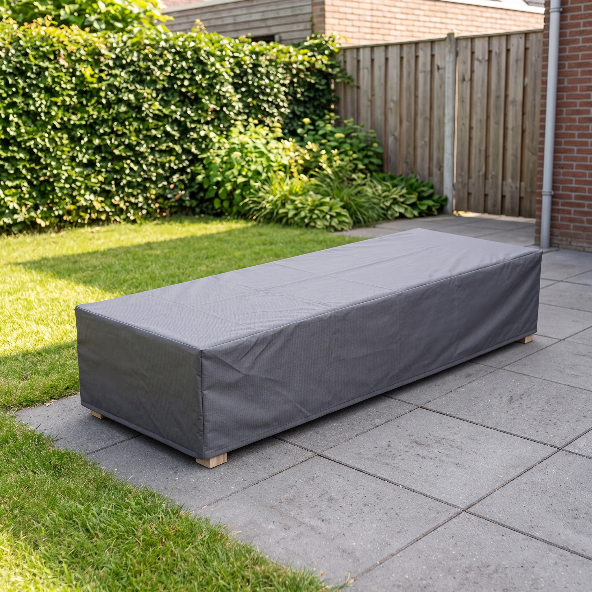 Platinum Aerocover Loungebed cover 210x90x30 Anthracite in een Nederlandse tuinomgeving