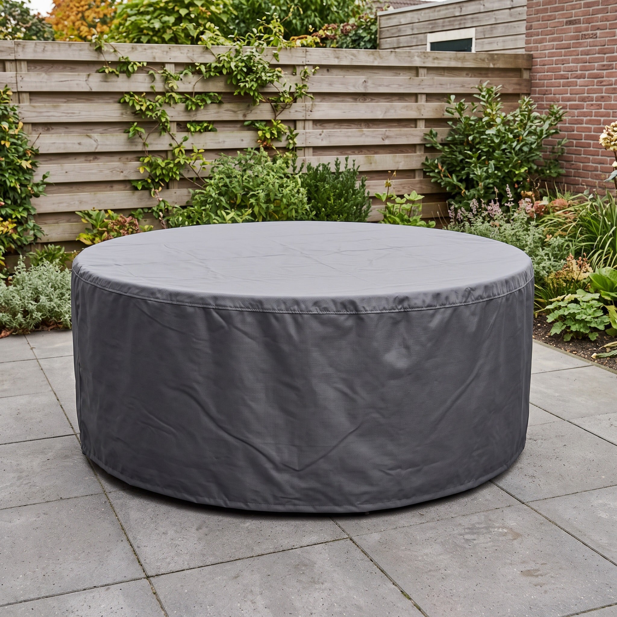 Platinum Aerocover Garden set cover Ø200xH85 Anthracite in een Nederlandse tuinomgeving