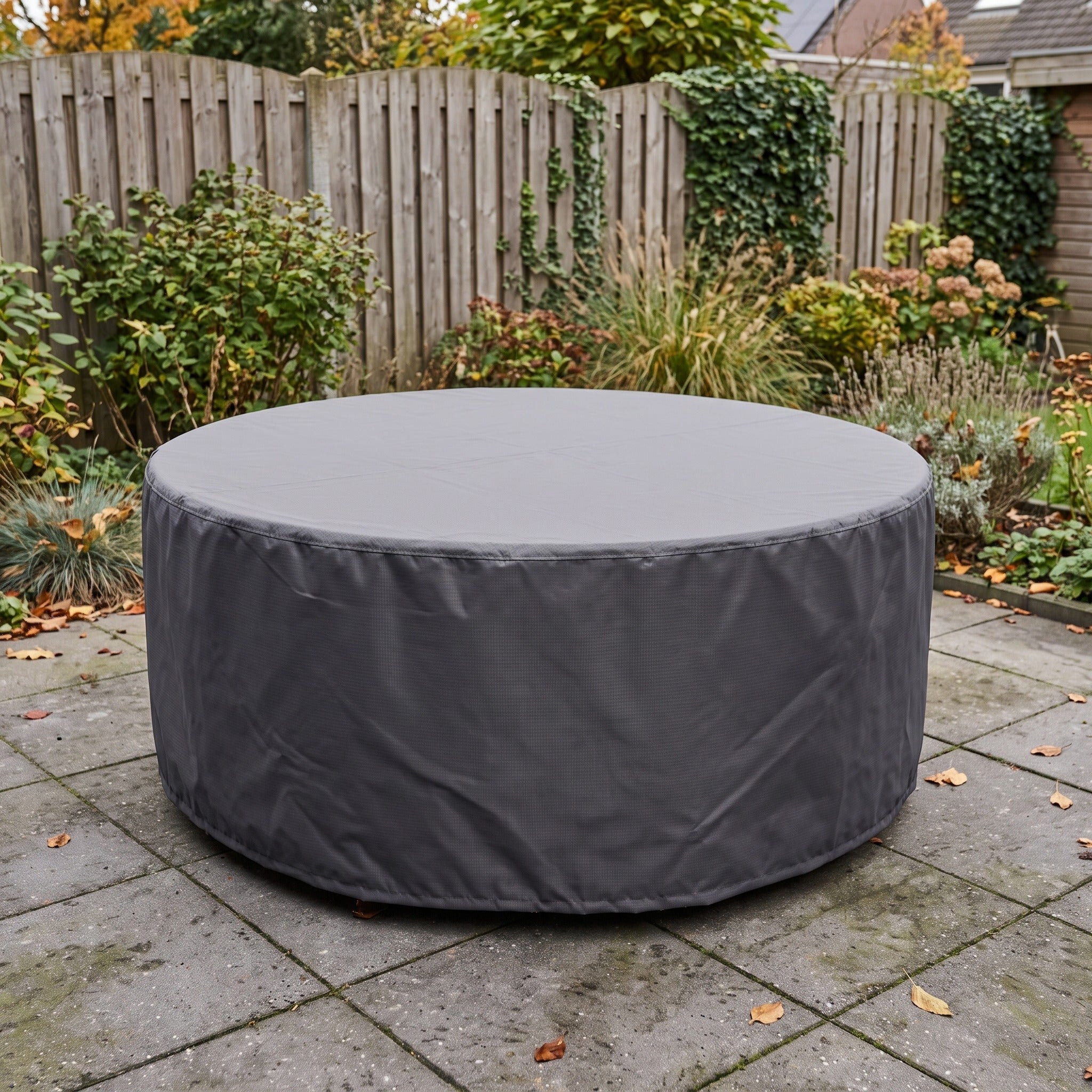 Platinum Aerocover Garden set cover Ø250xH85 Anthracite in een Nederlandse tuinomgeving