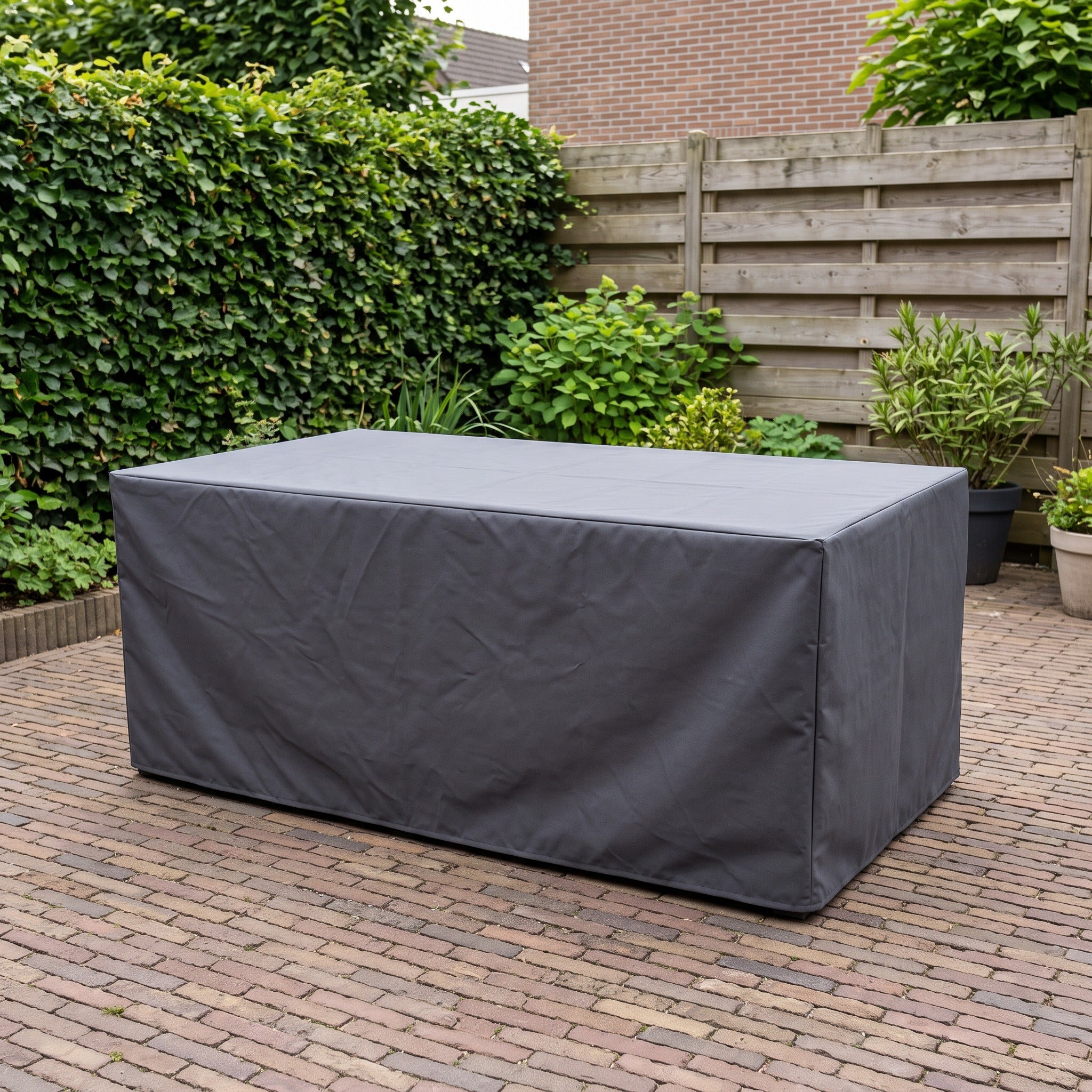 Platinum Aerocover Table cover 180x110xH70 Anthracite in een Nederlandse tuinomgeving