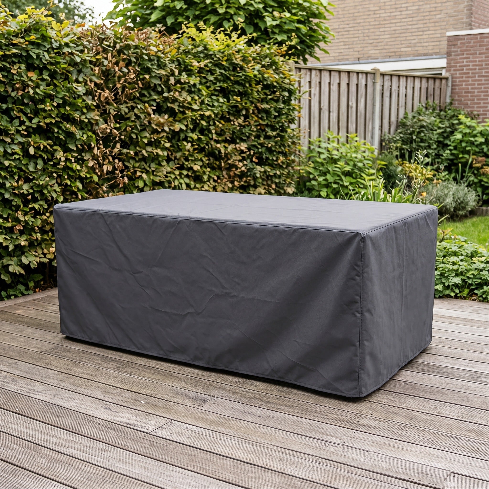 Platinum Aerocover Table cover 240x110xH70 Anthracite in een Nederlandse tuinomgeving