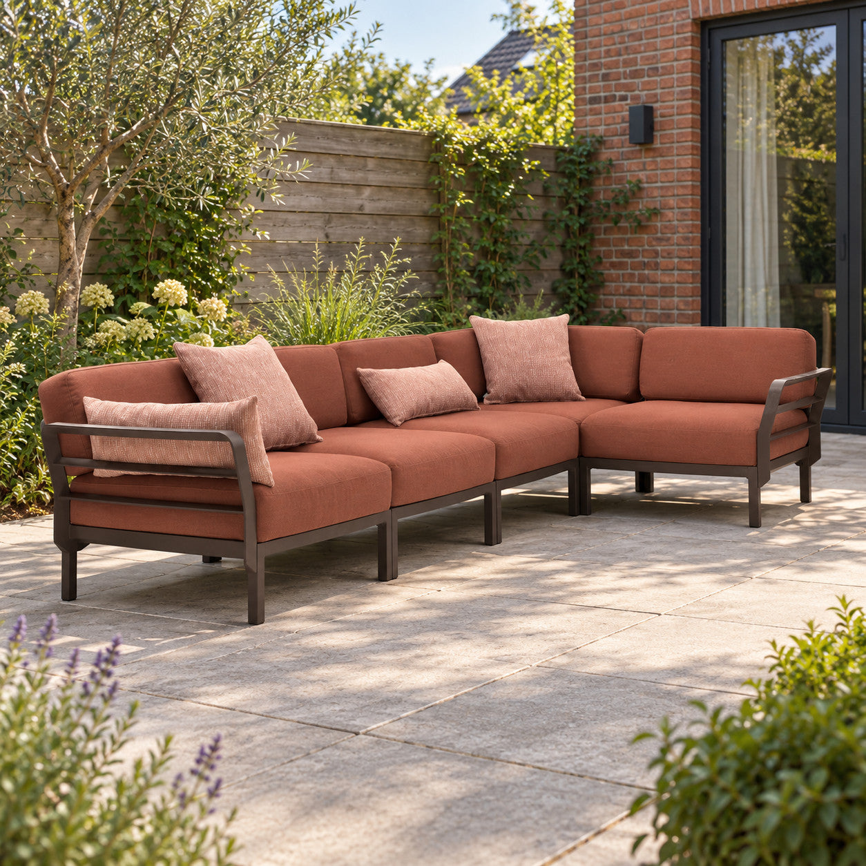 Nardi Loungeset MAXIMO 5 terra/cannella S* in een Nederlandse tuinomgeving