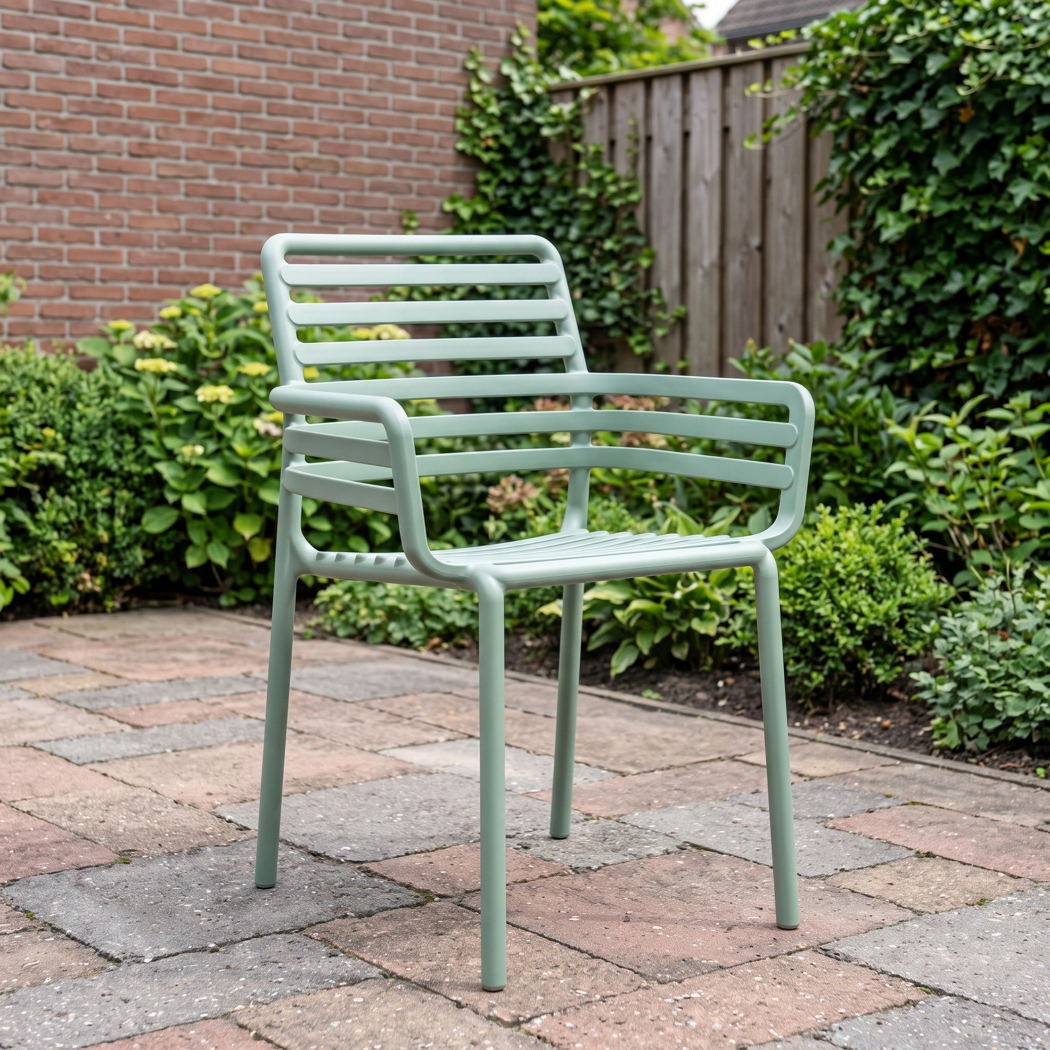 Nardi Doga Armstoel menta in een Nederlandse tuinomgeving