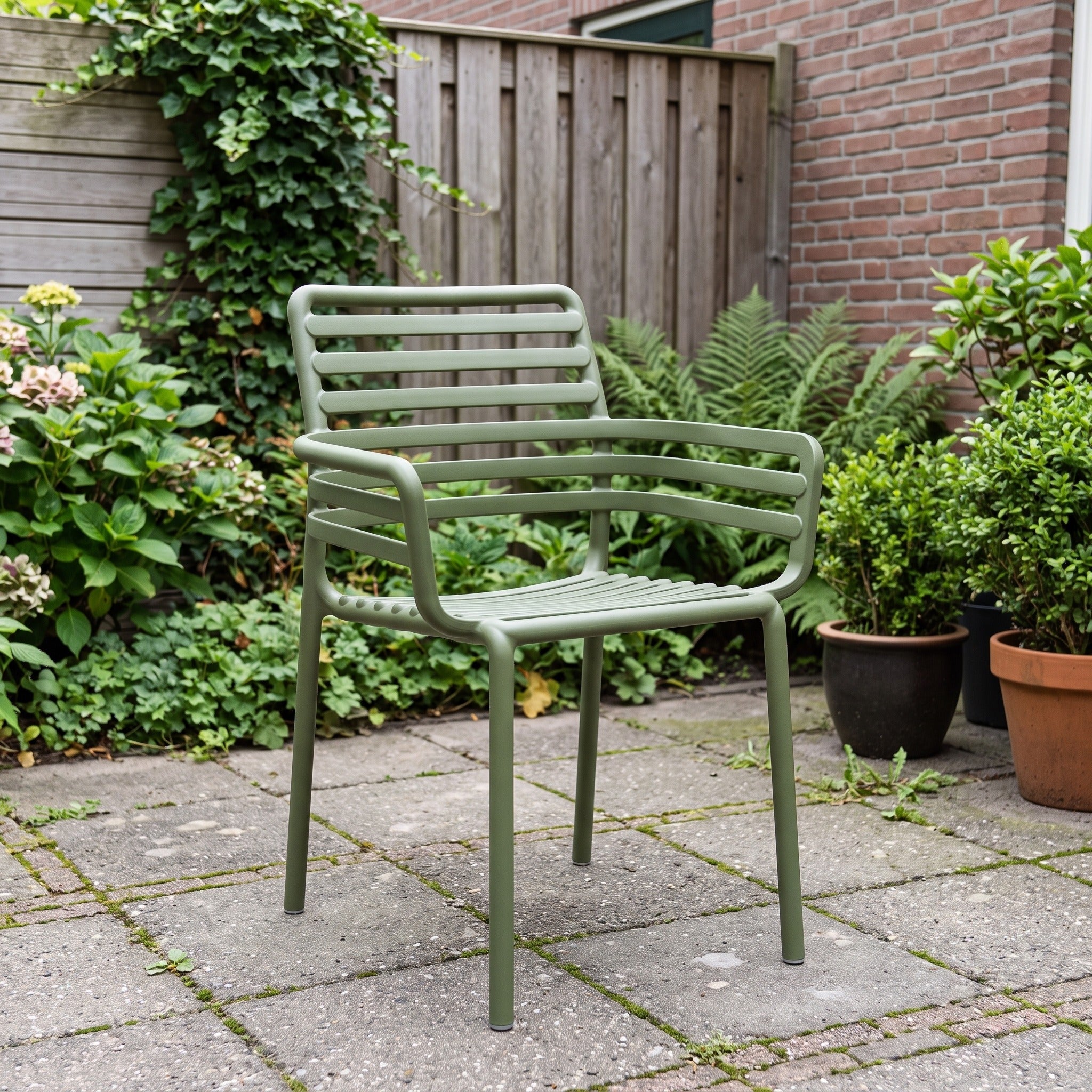 Nardi Doga Armstoel agave in een Nederlandse tuinomgeving