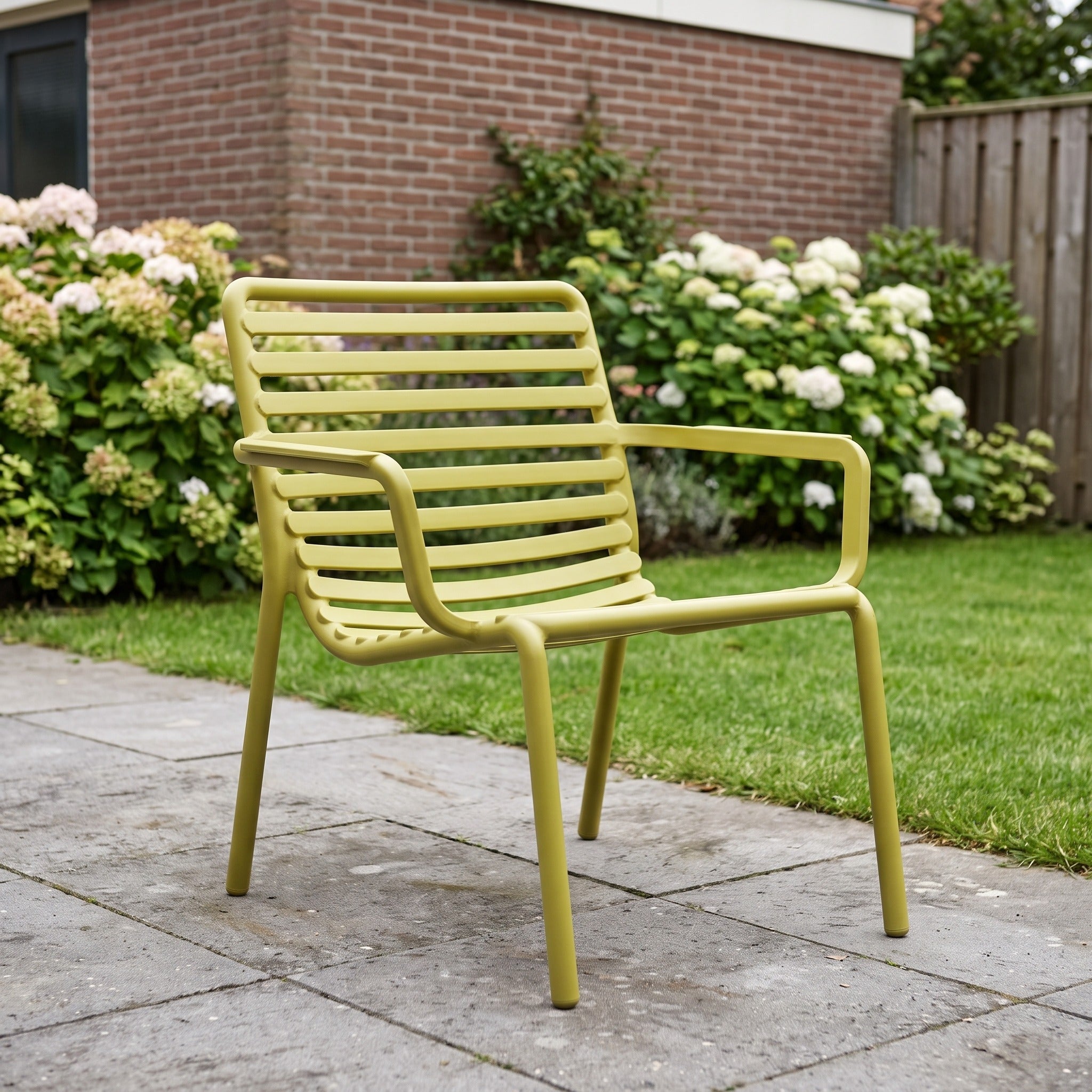Nardi Doga relax stoel pera in een Nederlandse tuinomgeving