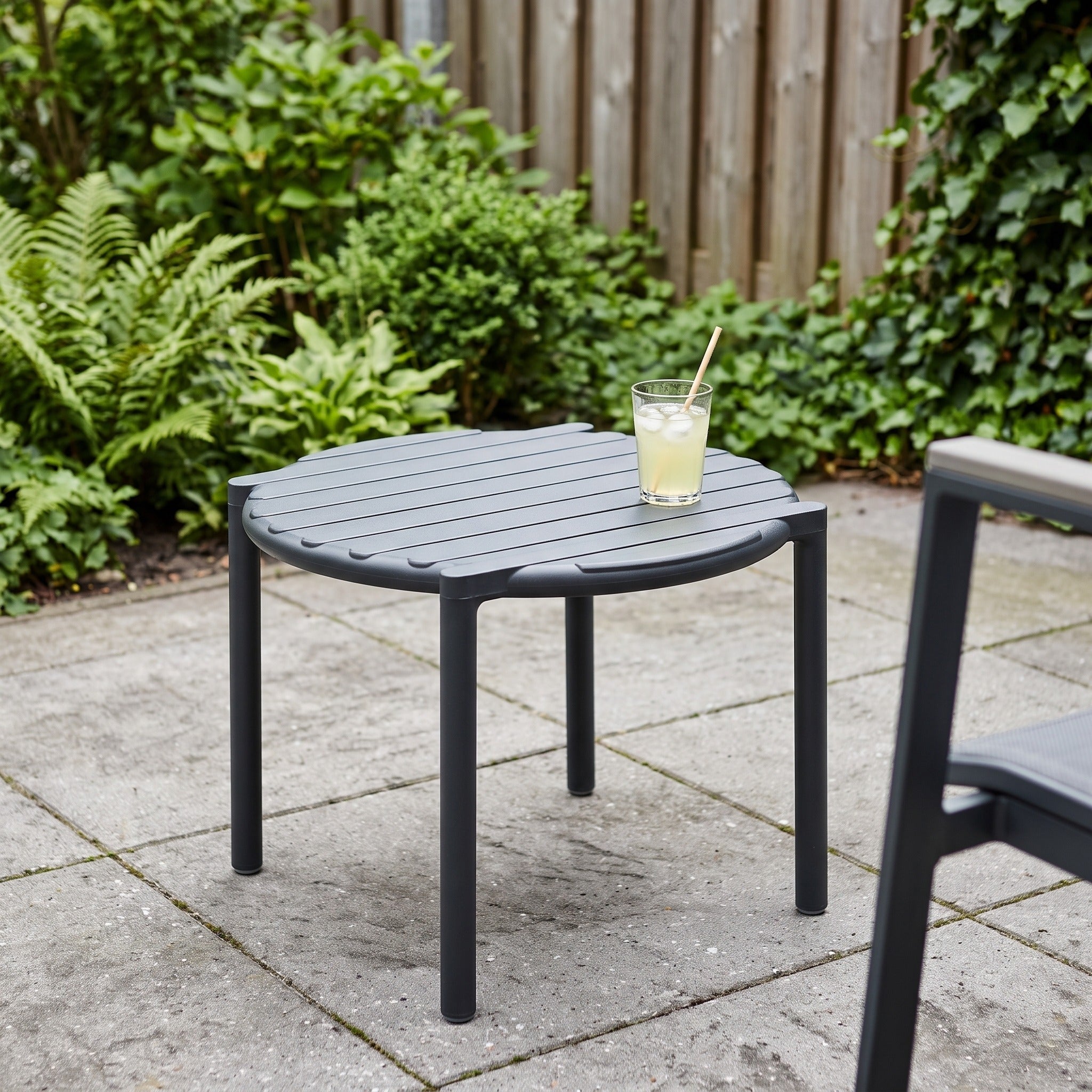 Nardi Doga tafel antraciet in een Nederlandse tuinomgeving