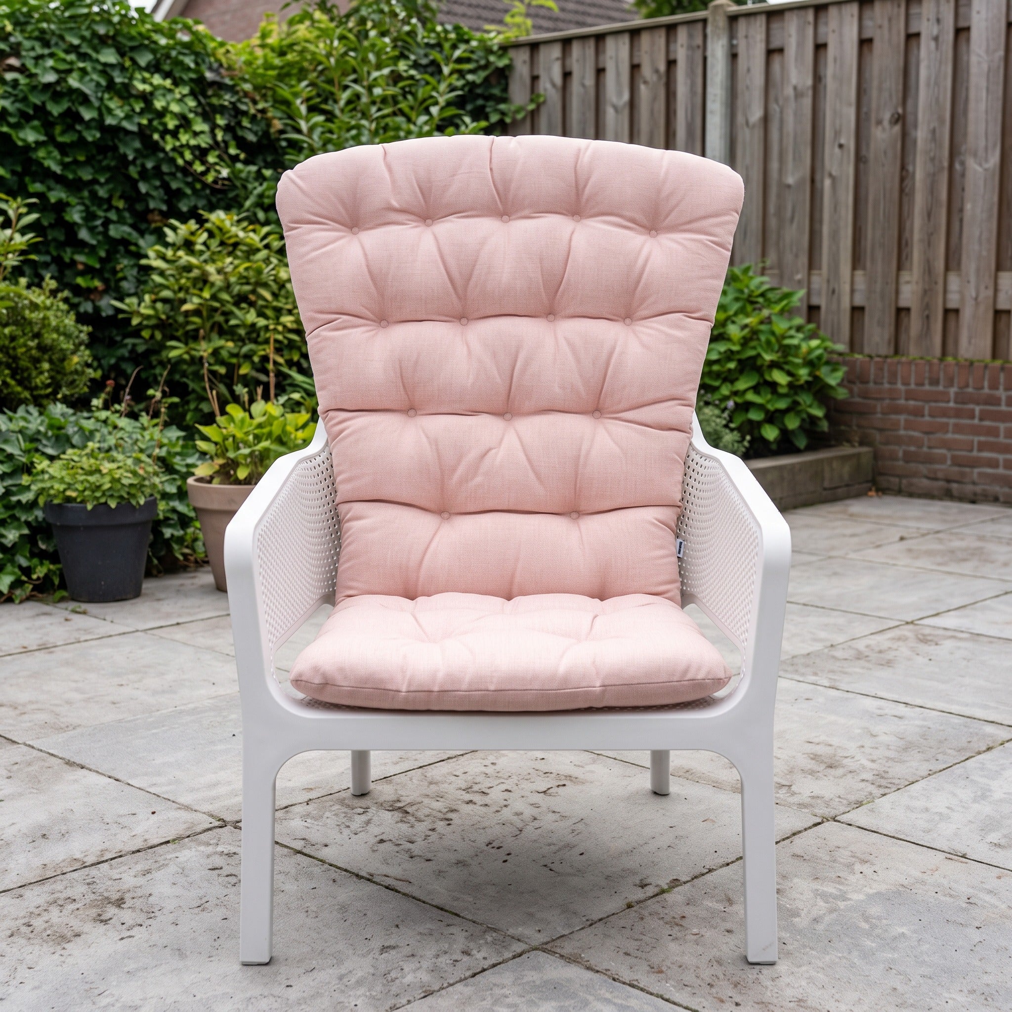 Nardi Kussen Folio comfort rosa sunbrella in een Nederlandse tuinomgeving
