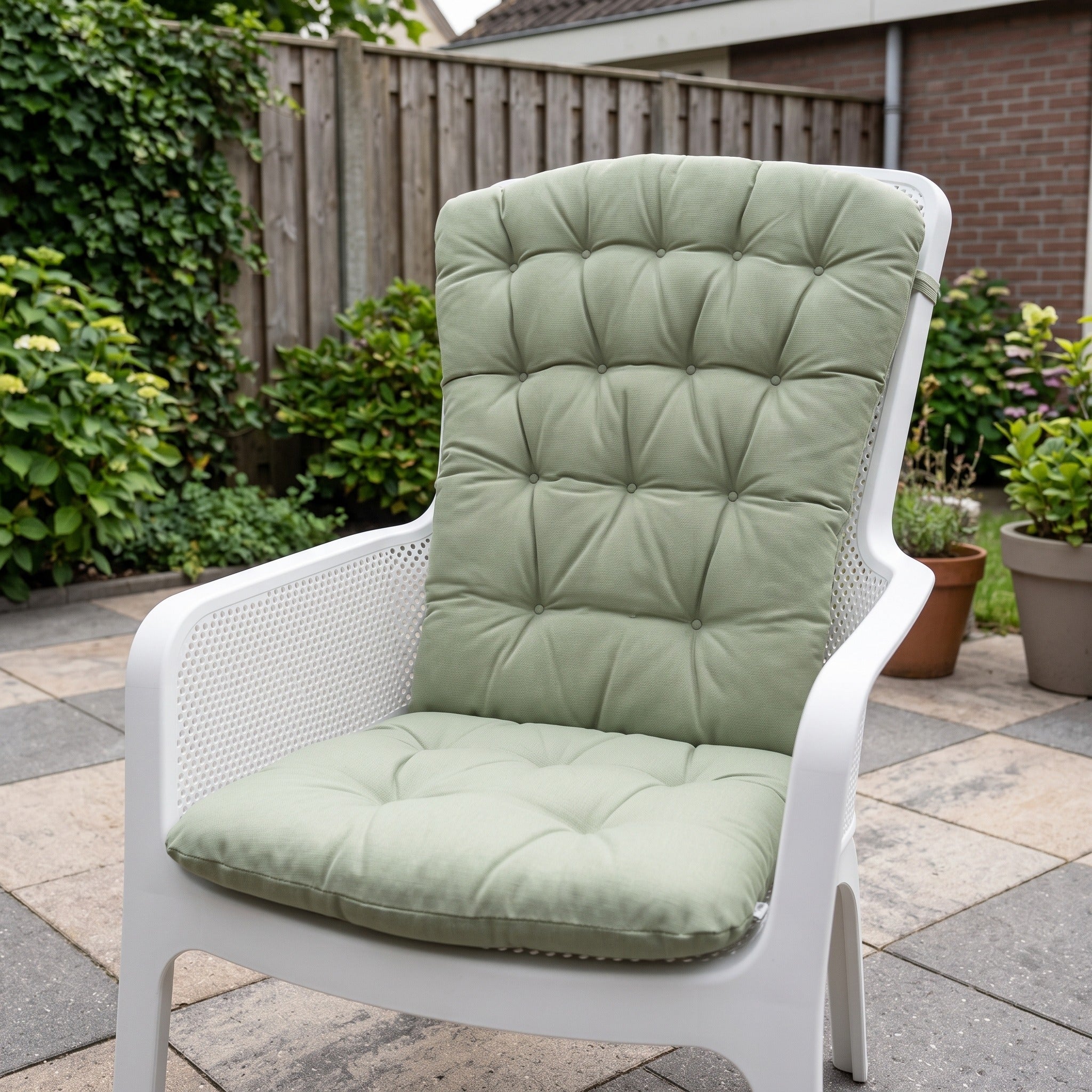 Nardi Kussen Folio comfort felce sunbrella in een Nederlandse tuinomgeving