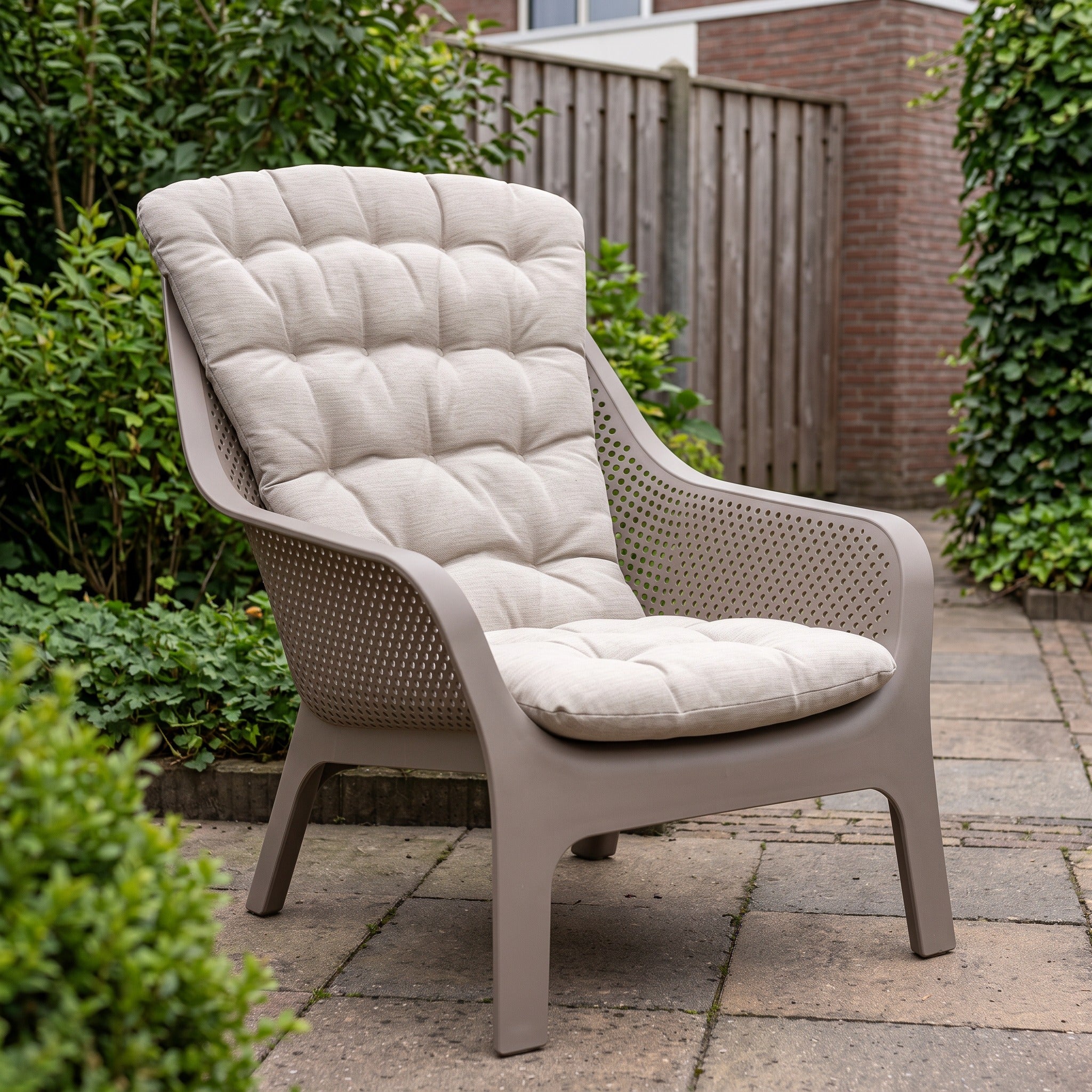 Nardi Kussen Folio comfort lino in een Nederlandse tuinomgeving
