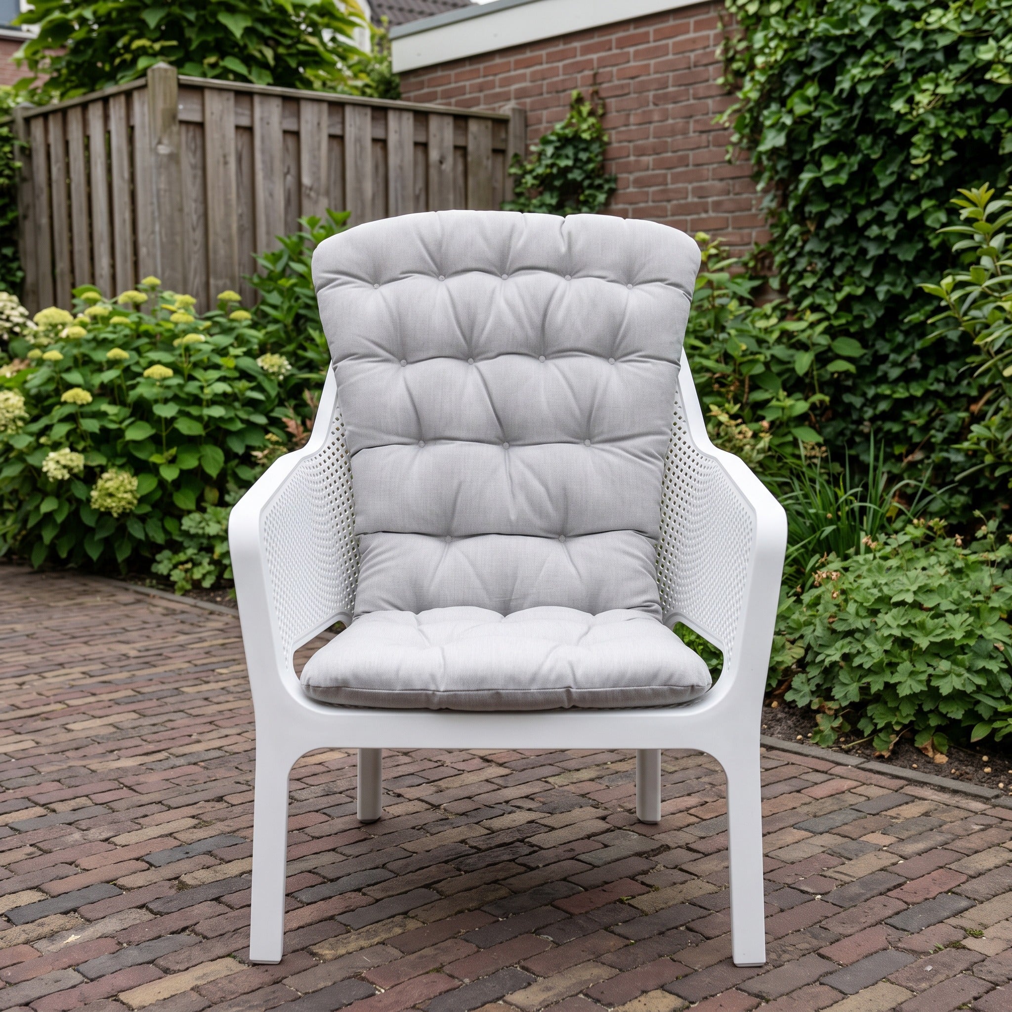 Nardi Kussen Folio comfort grigio in een Nederlandse tuinomgeving