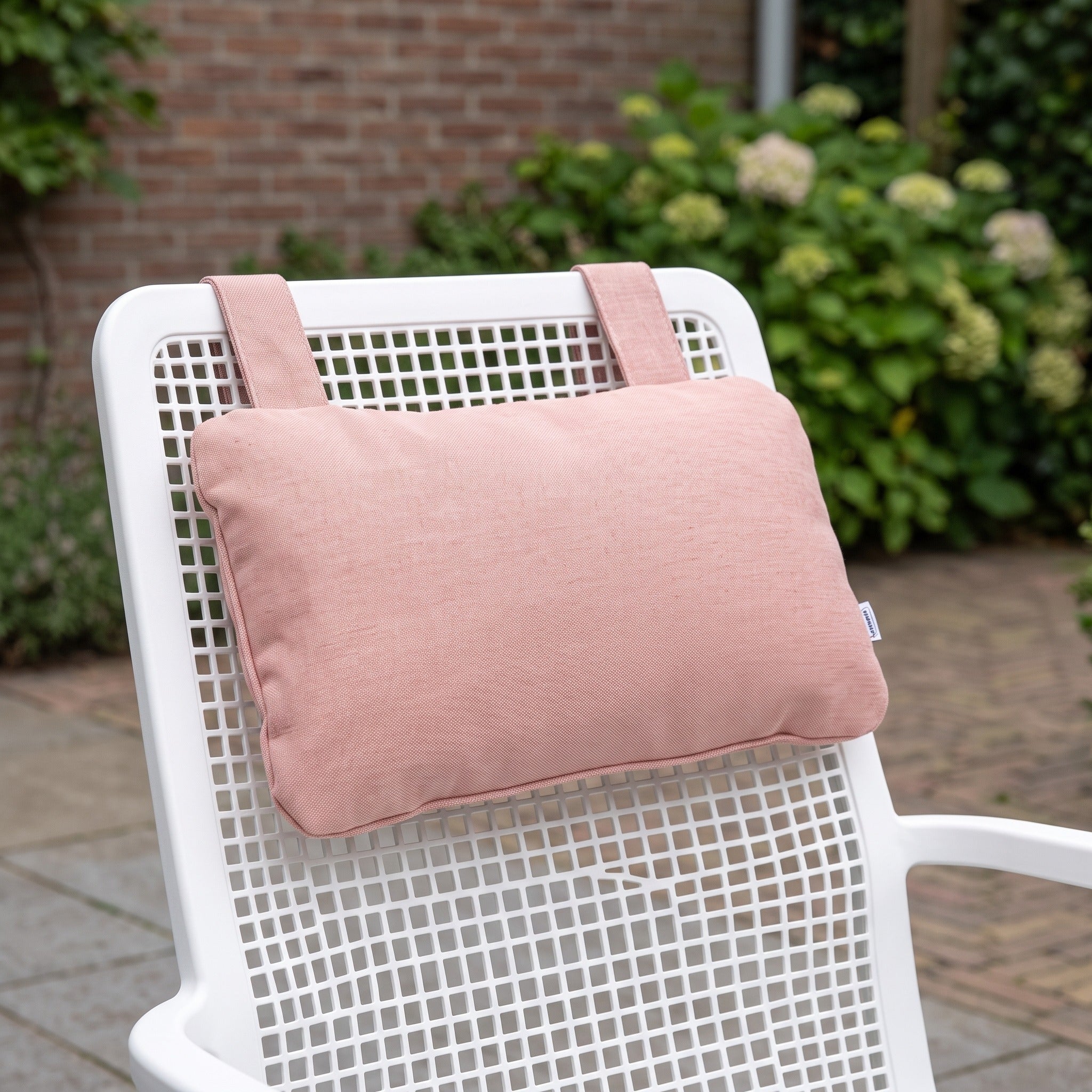Nardi hoofdkussen Folio rosa sunbrella in een Nederlandse tuinomgeving