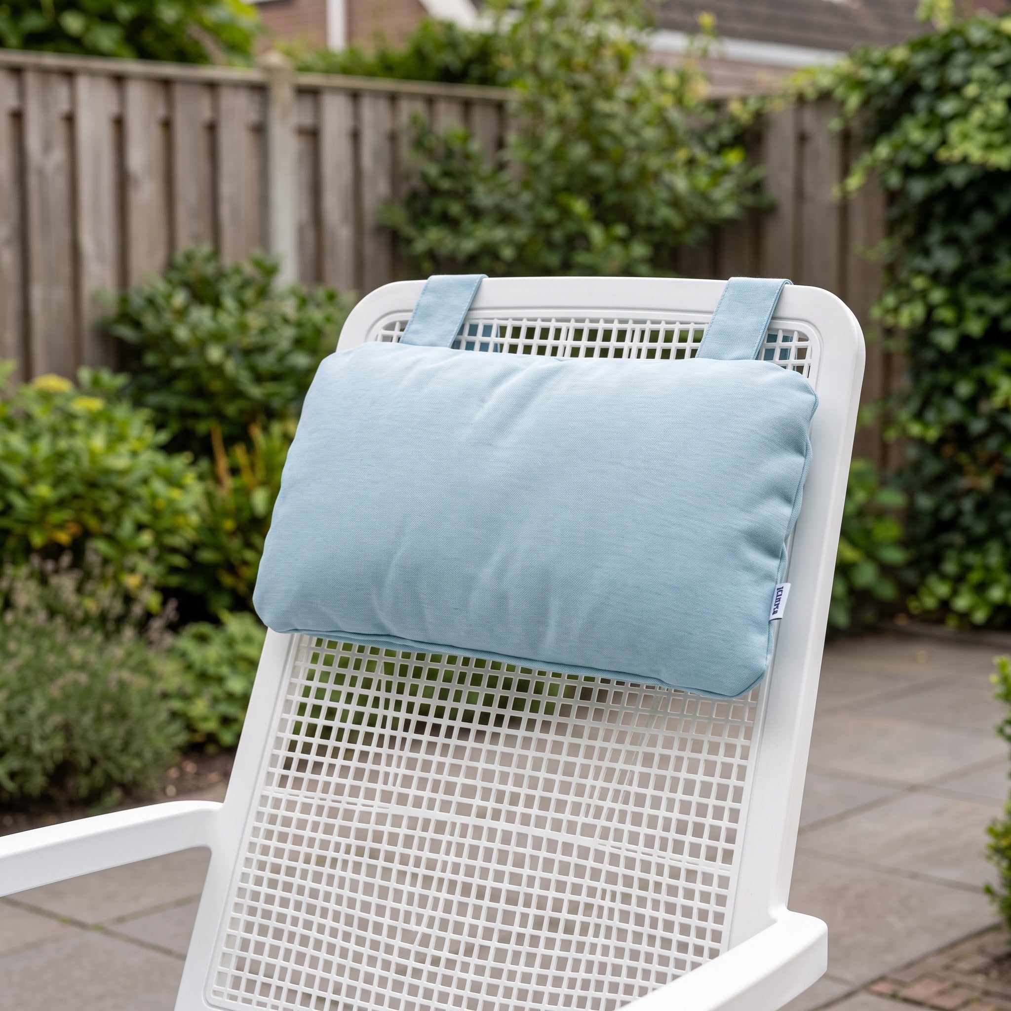 Nardi hoofdkussen Folio artic sunbrella in een Nederlandse tuinomgeving