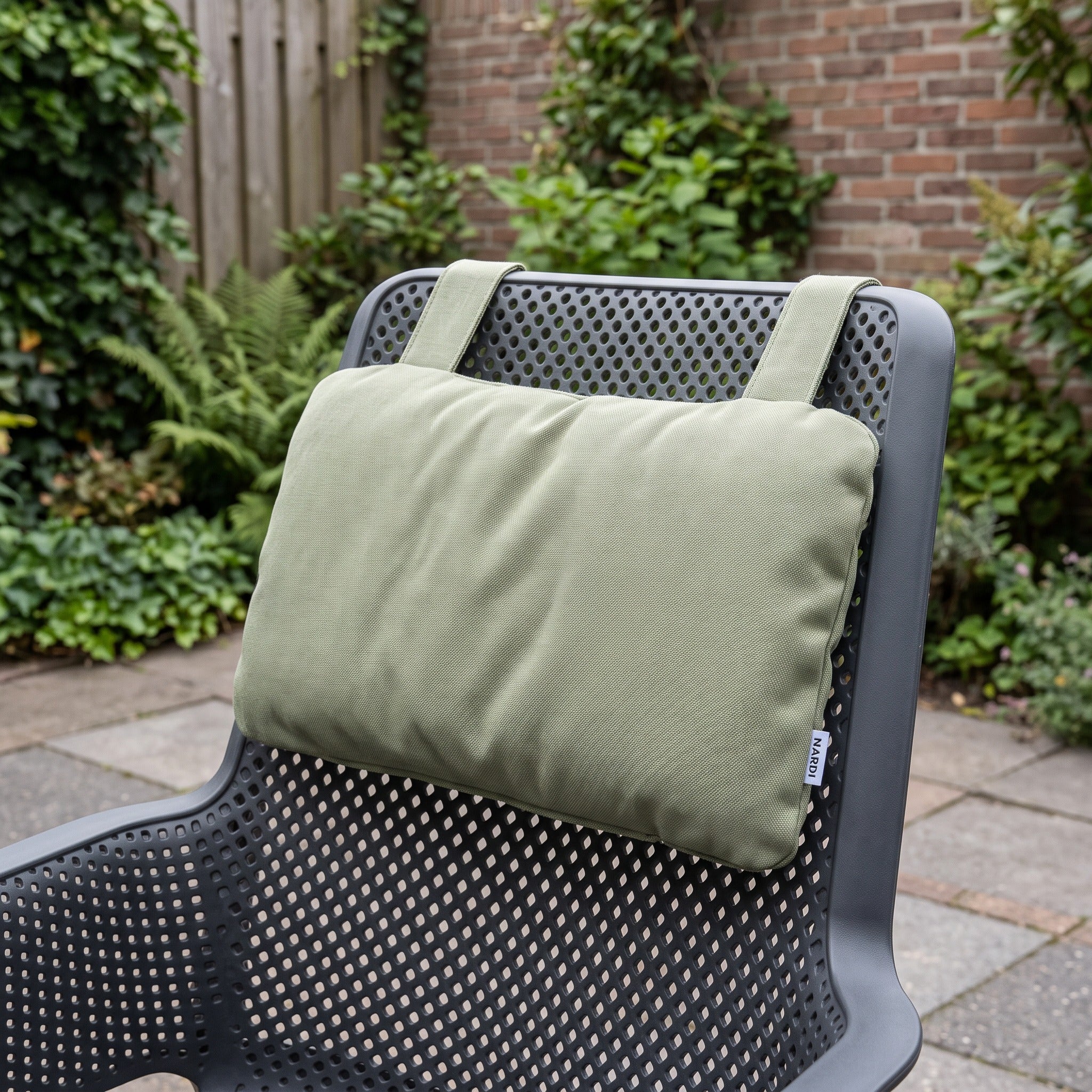 Nardi hoofdkussen Folio felce sunbrella in een Nederlandse tuinomgeving