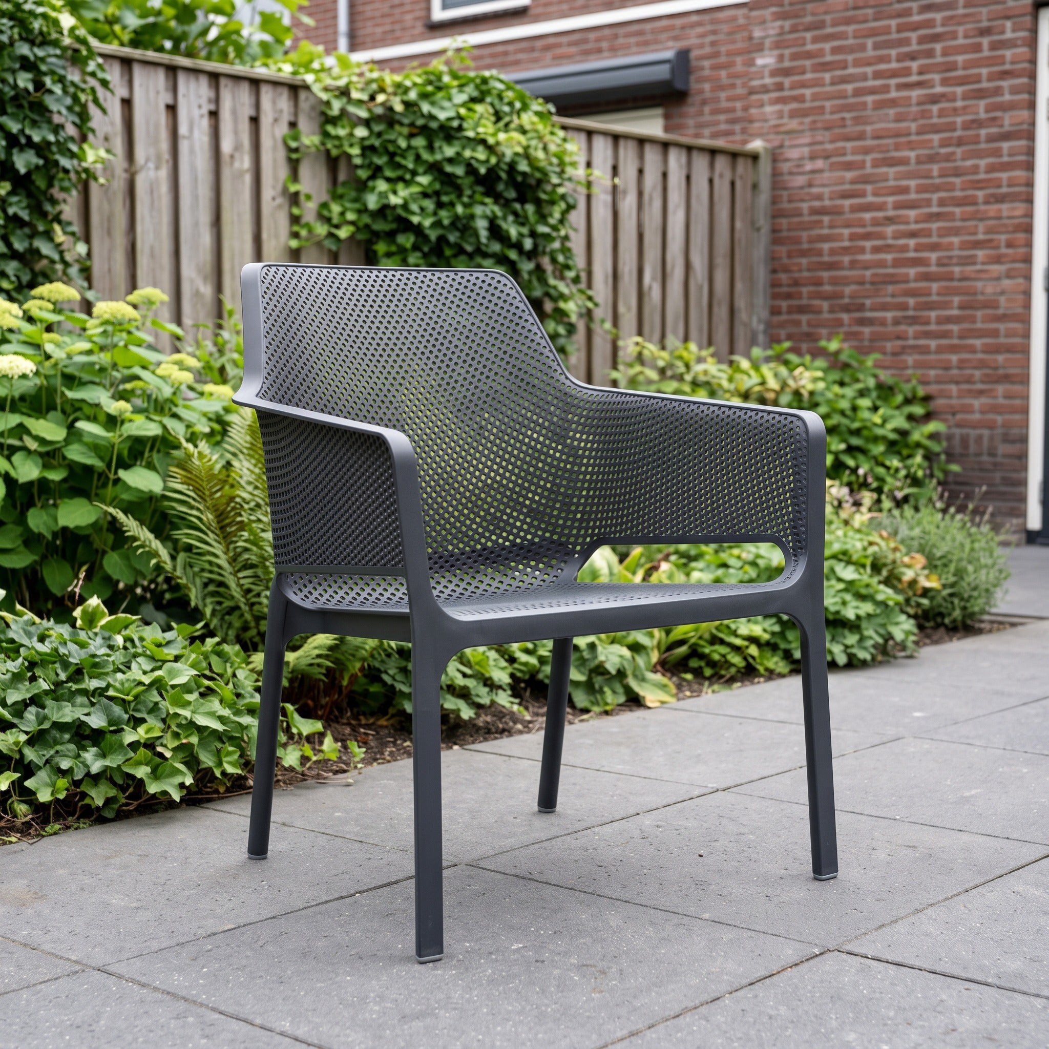 Nardi Net Relax Lounge Stoel antraciet in een Nederlandse tuinomgeving