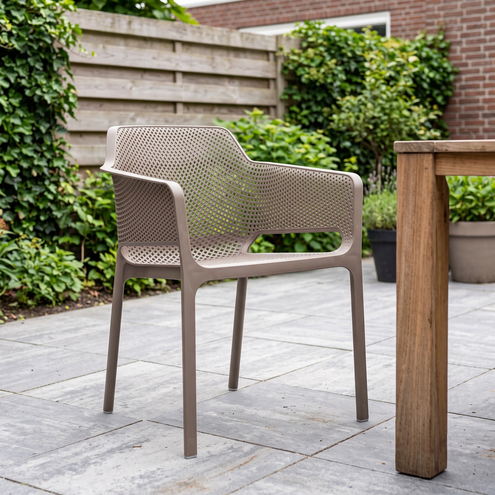 Nardi Net Tuinstoel tortora in een Nederlandse tuinomgeving