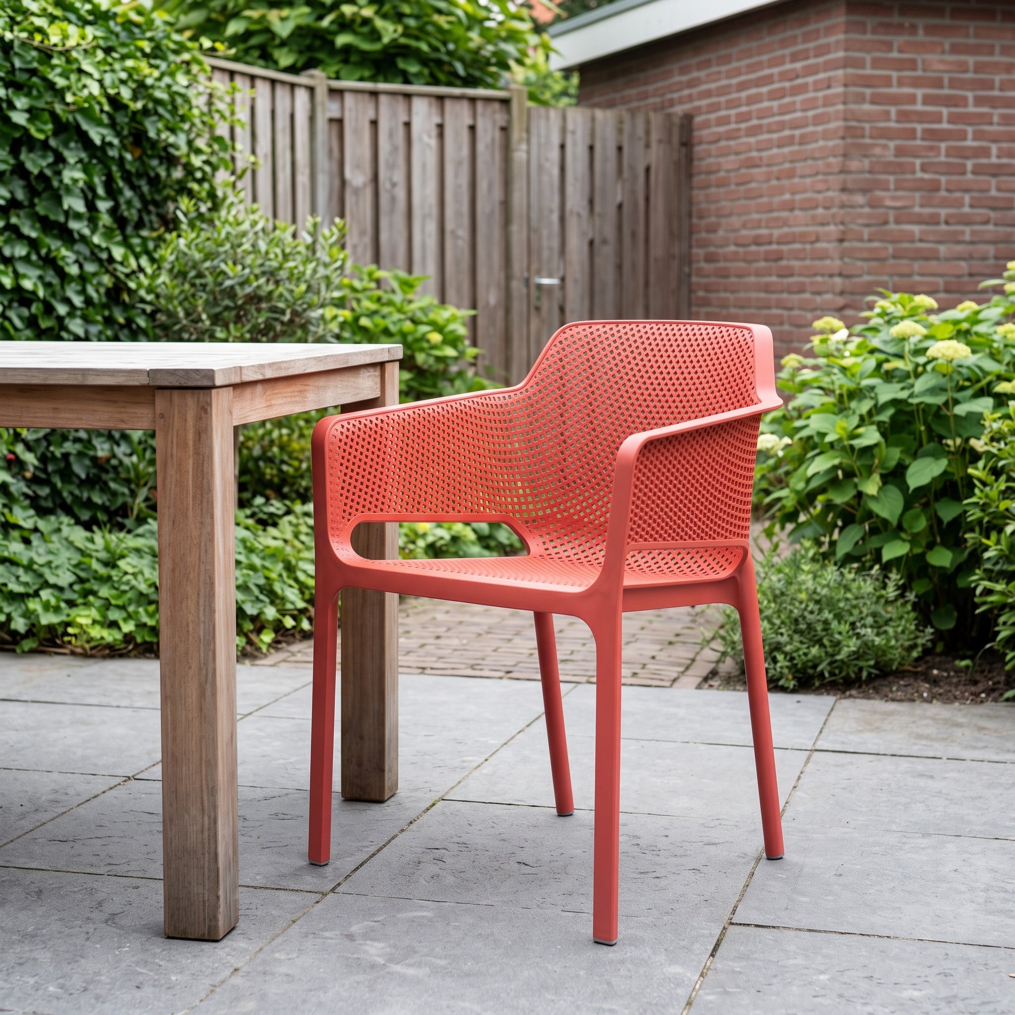 Nardi Net Tuinstoel corallo in een Nederlandse tuinomgeving