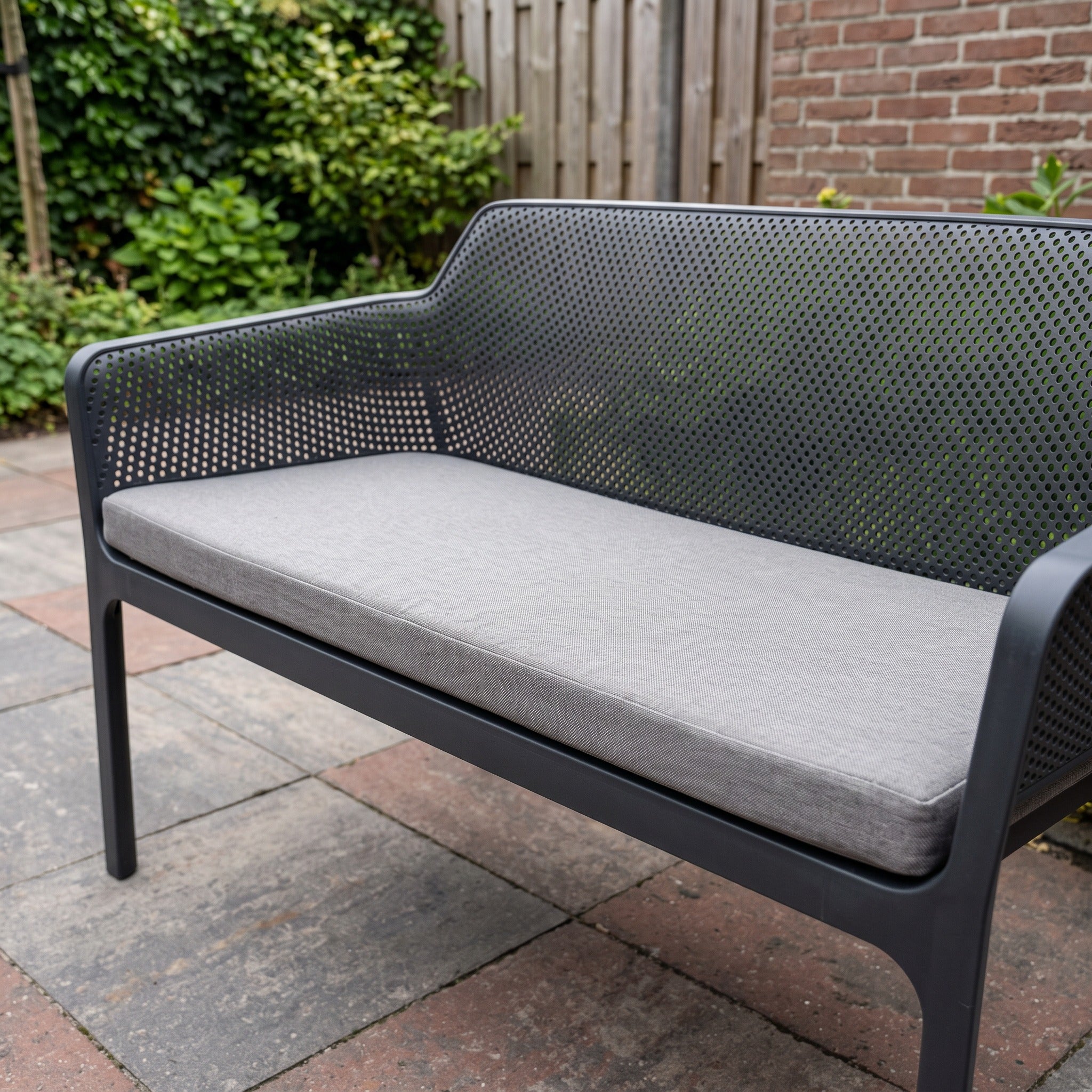 Nardi Net Bank Kussen grigio in een Nederlandse tuinomgeving